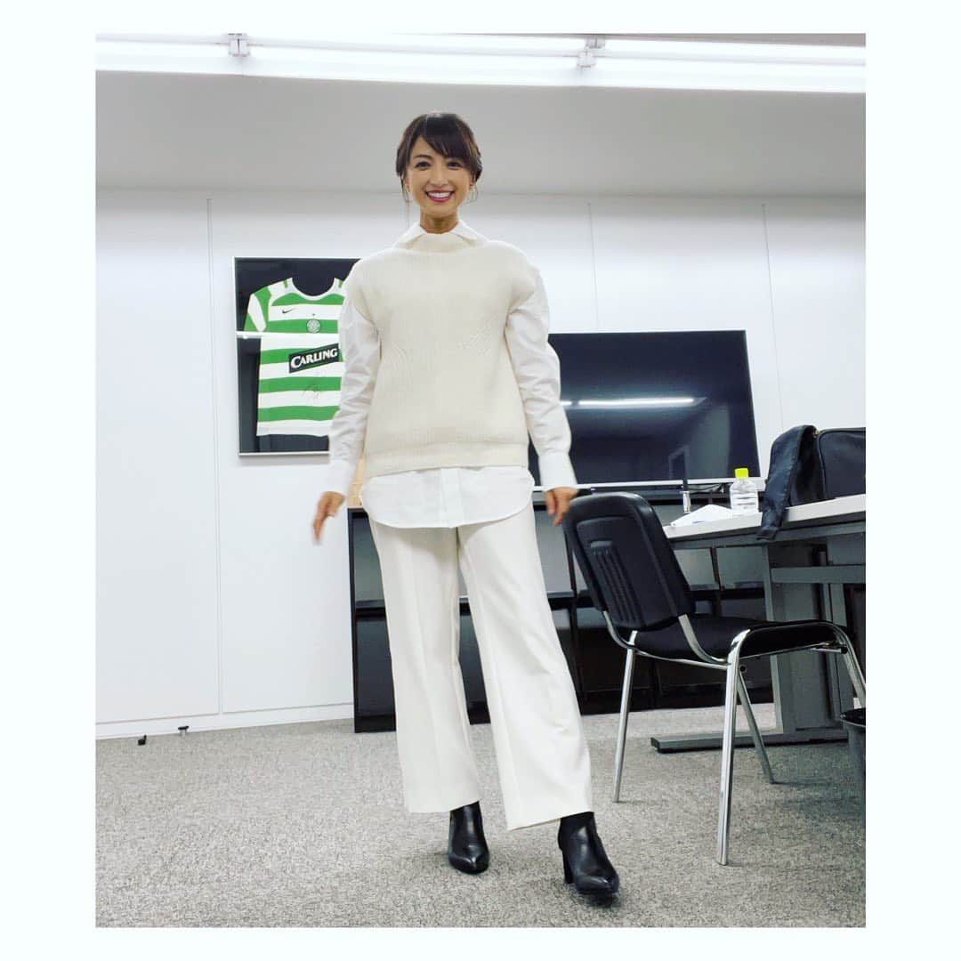 望月理恵さんのインスタグラム写真 - (望月理恵Instagram)「「2021 JERA クライマックス セ直前　スペシャルトークバトル」が11/2(火)に配信されました。是非ご覧ください！！ それぞれのファンが激闘！ 私は終始笑っておりました😂 楽しいメンバーでの収録、 ありがとうございました！  ストーリーにリンク貼ってます❣️  ※11/4(木)に第2回、11/5(金)に第3回が配信予定です。  真っ白な衣装で挑みました。 寒くなってからの白い服、大好きです❤️ #JERA#JERAクライマックスセ直前 #トークバトル #塙宣之　さん #磯山さやか　さん #松村邦洋　さん」11月2日 12時27分 - mochiee28