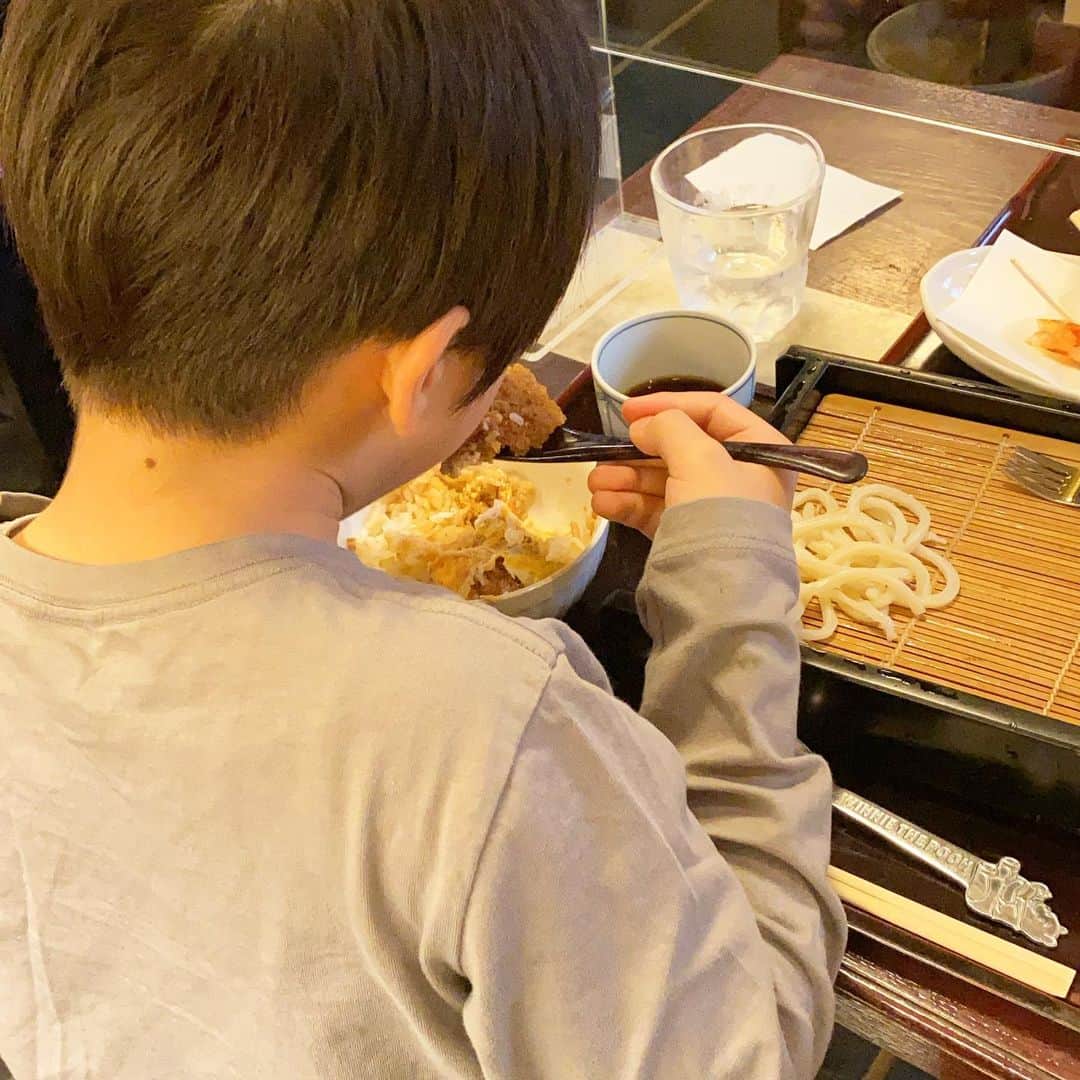 仁科仁美のインスタグラム：「1人でざるうどんとミニカツ丼をペロッと食べる♬  よく食べて、どんどん大きくなるんです！！  いやーいつ身長抜かれるか(^◇^;)  まだあと5年？いや、3年は大丈夫かな？」