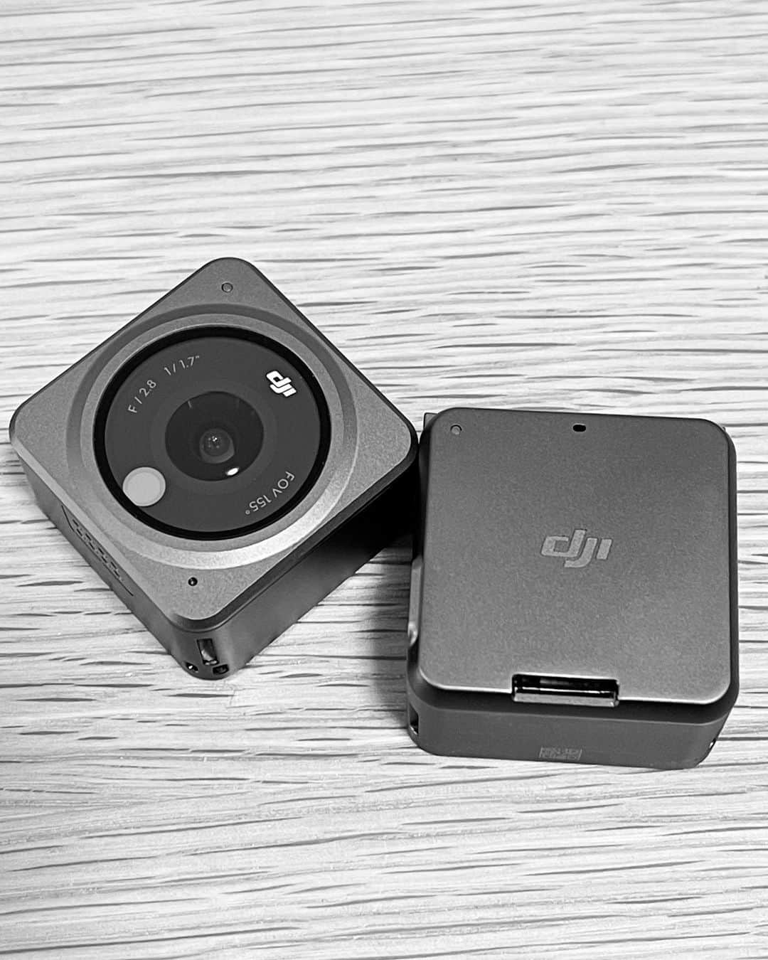 兄者のインスタグラム：「DJI action2 ちっさ、バッテリーも組み合わせればすごい持つじゃん！ポチ。しかしその実態は画質を確認するまでもなくものの10分で持てなくなるほどの高温になり録画も止まってしまう熱暴走アクションカム。コア(上の部分)単体撮影での使用感はこんな感じ。兄者が買ったガジェット史上もっとも後悔した一品となってしまった。」