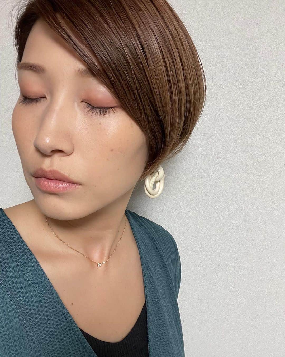 狩野舞子さんのインスタグラム写真 - (狩野舞子Instagram)「・ REVLON カラーステイ デイ トゥ ナイト アイシャドウ クワッド 560 スモーキーテラコッタ ・ 24時間落ちにくい、高密着オイルinアイシャドウ✨ オイルが入っているから、パウダーなのにふわっとクリーミーな付け心地で、うるおいのある目元に変身🥰 THE秋色🍁でめちゃくちゃ好みです💕 ・ #REVLON #colorstaydaytonight  #テラコッタ ・ #vocest!」11月2日 12時51分 - kanochan715