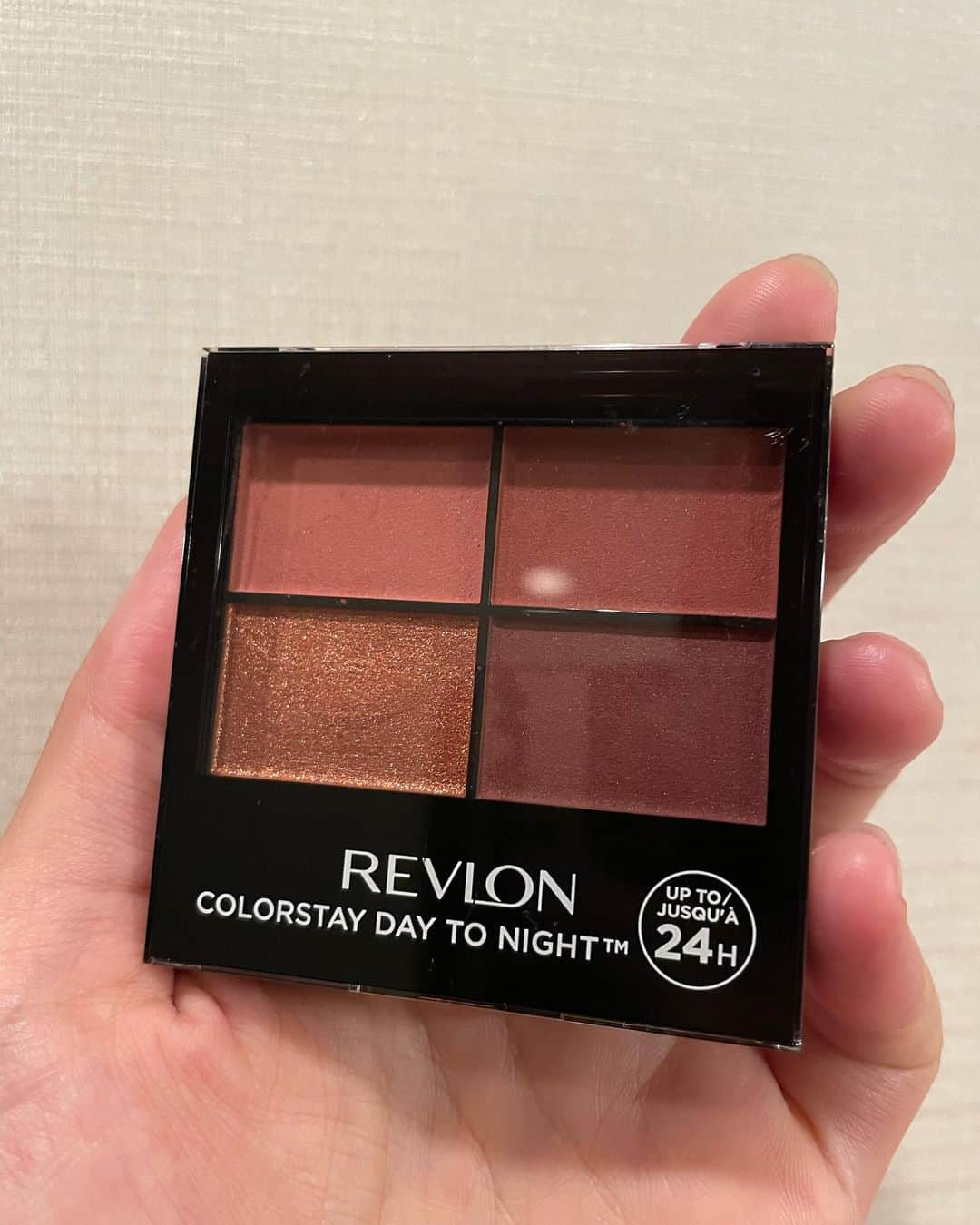 狩野舞子さんのインスタグラム写真 - (狩野舞子Instagram)「・ REVLON カラーステイ デイ トゥ ナイト アイシャドウ クワッド 560 スモーキーテラコッタ ・ 24時間落ちにくい、高密着オイルinアイシャドウ✨ オイルが入っているから、パウダーなのにふわっとクリーミーな付け心地で、うるおいのある目元に変身🥰 THE秋色🍁でめちゃくちゃ好みです💕 ・ #REVLON #colorstaydaytonight  #テラコッタ ・ #vocest!」11月2日 12時51分 - kanochan715