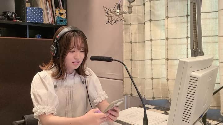 はるあんのインスタグラム：「ラジオ収録の様子です😂  最近始まった新コーナーで、 究極の二択をみなさんから募集してそれにどんどん答えていく！みたいな感じです。  今は「無人島に持っていくなら？」の究極の二択を募集しているので、ストーリーズからぜひ教えてね！  恋愛の二択もやったのですがそれも面白かったなぁ。 恥ずかしいくらい、わたしの好みが丸わかりだとおもいます〜。笑  よければ聴いてね！  #はるあんラジオ」