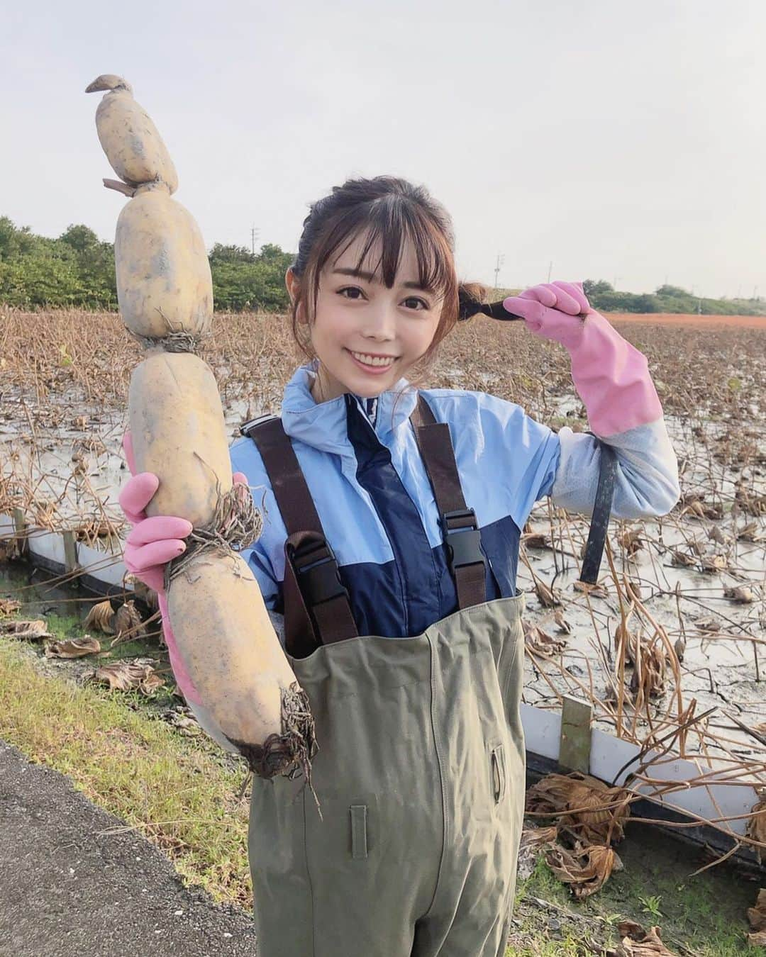 辻満里奈さんのインスタグラム写真 - (辻満里奈Instagram)「今日のまちプリ中継は、れんこん収穫！(写真は、大事故を起こす前です笑)  案の定ズッコケにズッコケまくり、周りを巻き込んで泥んこに、、、(ごめんなさい🙇‍♀️) でも立派なれんこんが獲れましたー✨  ちなみに今日は、ヘアスタイルもれんこんイメージです💇🏻‍♀️  #rkb毎日放送 #まちプリ #白石れんこん #れんこん収穫 #どろんこ #アナウンサー #辻満里奈 #れんこんヘアー #佐賀 #白石町 #黒木農園」11月2日 13時09分 - marina__tsuji