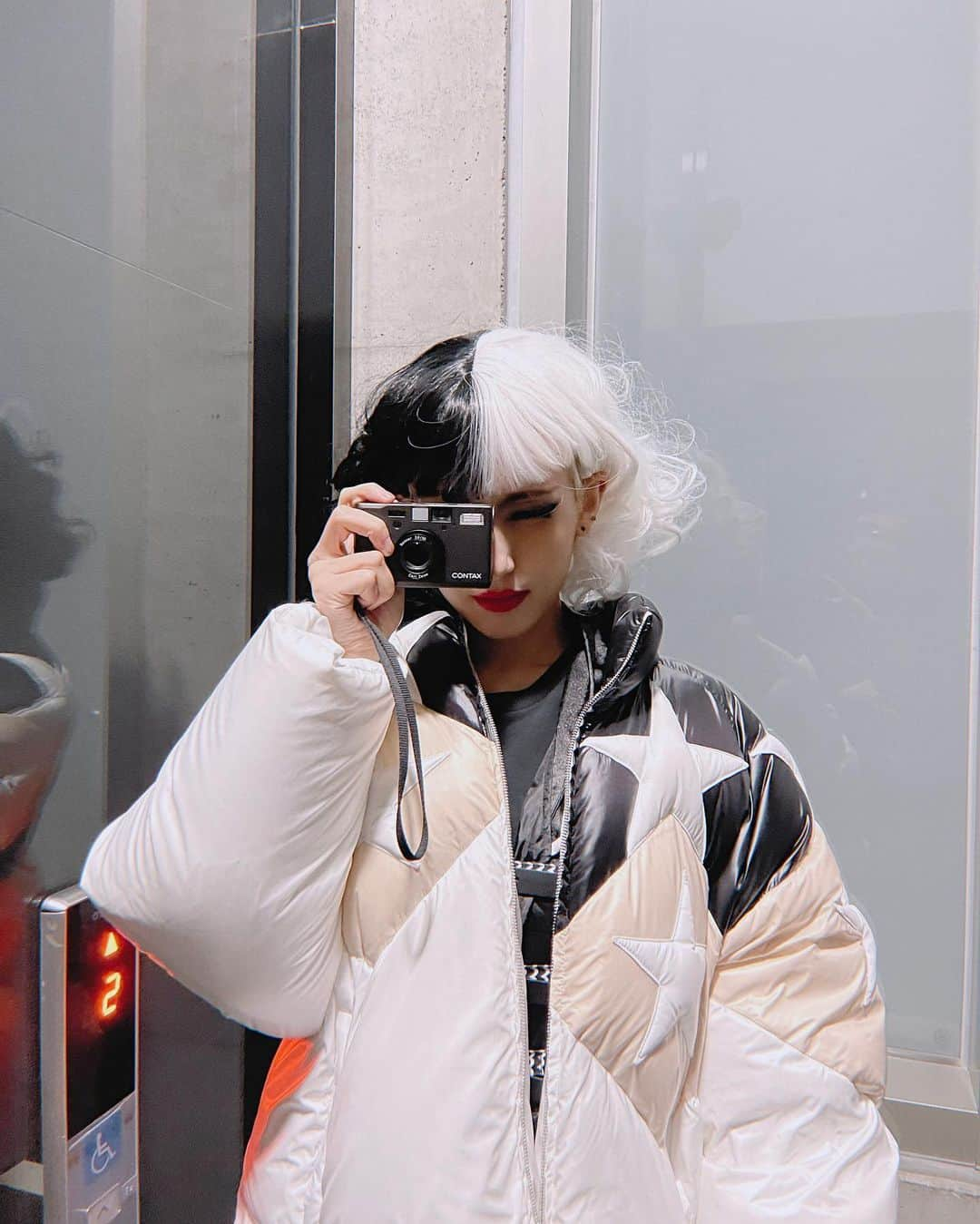 ソミさんのインスタグラム写真 - (ソミInstagram)「HALLOWEEN AS CRUELLA 🤍🖤」11月2日 13時15分 - somsomi0309