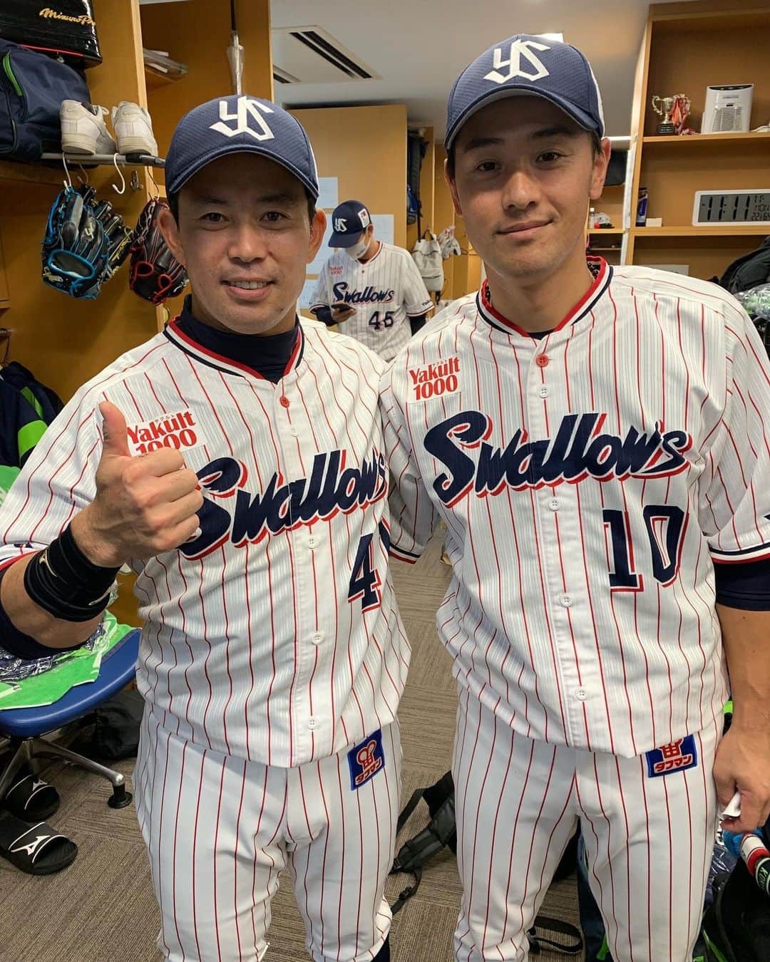 荒木貴裕のインスタグラム：「雄平さん19年間お疲れ様でした！ いつまでもバットを振る姿、筋肉…忘れません！」