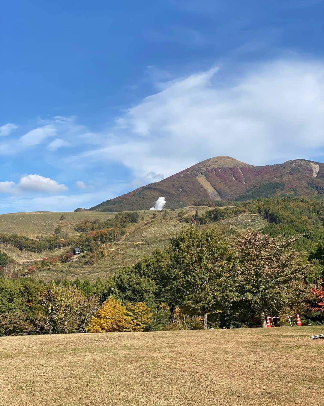 Ami さんのインスタグラム写真 - (Ami Instagram)「プライベートでは初めての熊本県へ行ってきました‼︎  熊本県出身のお友達に連れてってもらって 芦北→水俣→阿蘇→小国町 海も綺麗で、山の景色は本当に素晴らしくて、どんな病気も治ってしまいそうな自然のエネルギーがすごい場所でした✨ 阿蘇山からの景色は世界遺産級。 どこをとっても最高としか言いようのない、自然豊かで素晴らしすぎる熊本県‼︎ 大好きな場所になりました♡♡♡  また絶対行く‼︎」11月2日 14時10分 - ami_dream05