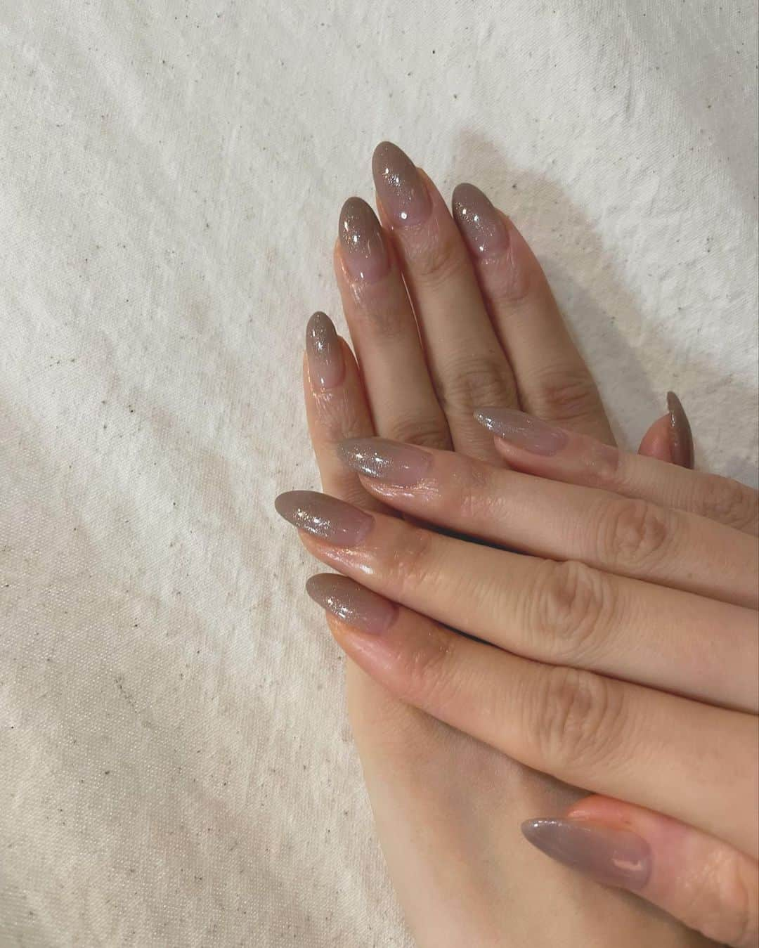 加美杏奈さんのインスタグラム写真 - (加美杏奈Instagram)「･ New Nail💅🏼 ・ #newnail#autumnnails#naildesign#nuancenail#gradationnails#glitternails#グラデーションネイル#秋ネイル#ニュアンスネイル#グリッターネイル#オーバルネイル#2021nail」11月2日 14時21分 - anna.kami3