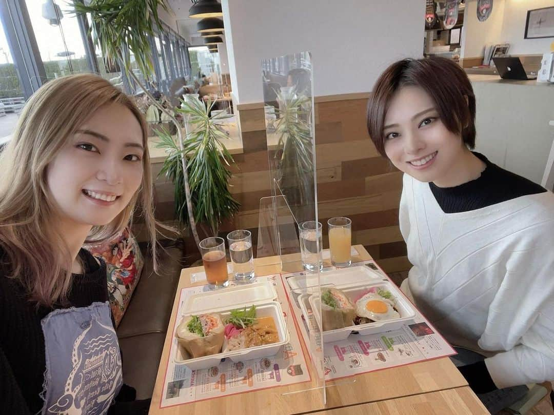 蒼真せれんのインスタグラム：「予科生の時からずーっと大好きな仲良し同期💕 みきちゃん（#風輝駿 ）と コロナ対策をしつつ ランチをしました☺️🍽 相変わらず綺麗なお姉さん😍  久しぶりに沢山お話しできて 嬉し楽しかったです❤️ Instagramの色々な機能も教えてもらいました😎✨笑  #ランチ #lunchtime  #蒼真せれん」