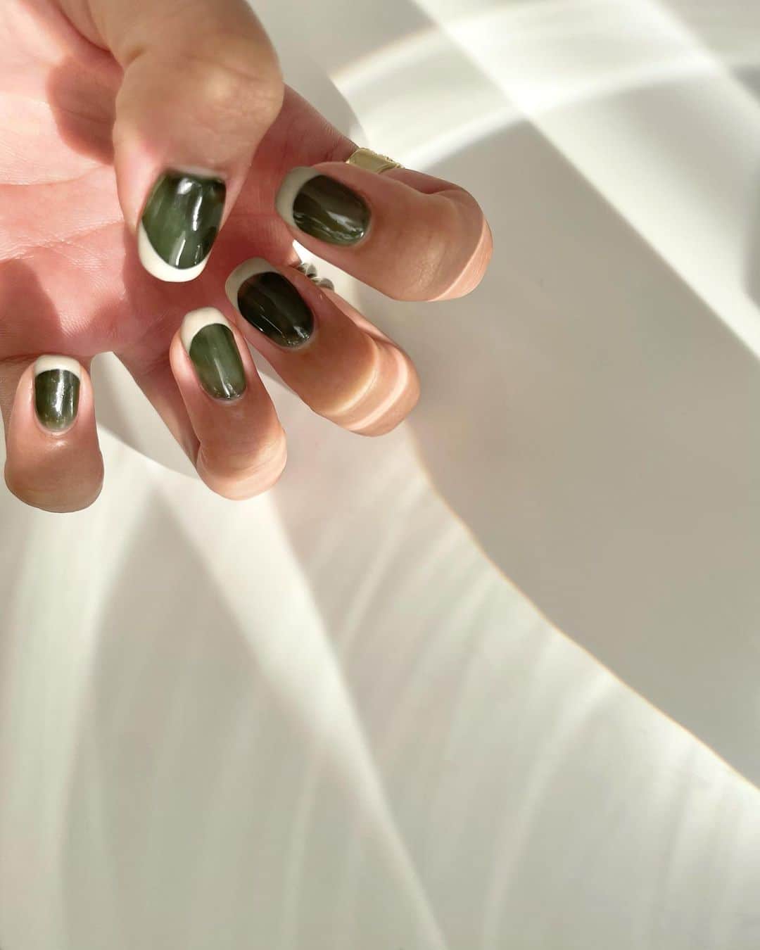 のインスタグラム：「new handnail🤍  入荷したてのクリアグリーンに、ベージュのマットフレンチ🌿  透け感と、マットの組み合わせがかわいすぎる🥺👏✨  THEオータムネイル🍃  えりな @peilnail.erina が、GLITTERのネイリスト特集ページに載ったんだって😳👏✨  ▫️https://glitter-official.com/2021/10/2021aw-nails/  しかも、りーのネイルが掲載されているとの事で、なんだか嬉しいな☺️  いつもありがとーう🤍 . 《#peil ~nail〜》 〒150-0012 東京都渋谷区広尾5-1-40プラスリノ広尾4F . #péilnail #péil #ペイル #nail #nails」