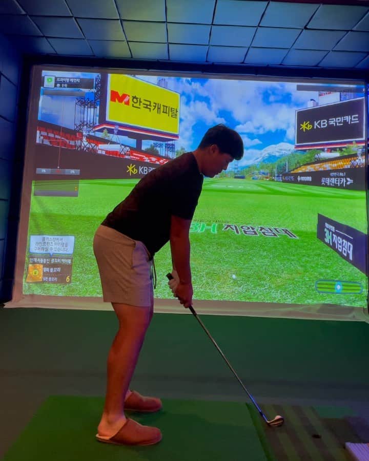 イム・ソンジェのインスタグラム：「practice at home 🏌️‍♂️ @golfzon_official」