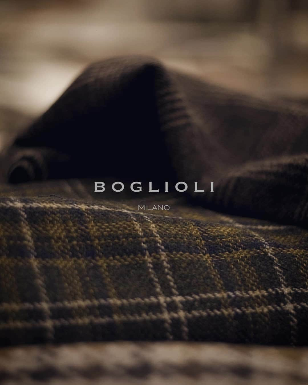 ボリオリのインスタグラム：「Each portion of fabric, which is cut and prepared to be processed, is entrusted to the precise hands, which have to perform a part of the long process that culminates in the finished jacket with care and sensitivity.⁣ ⁣ #boglioli#casasartoriale #italy #collection #material #quality #classic #details #madeinitaly #handmade #style #fashion #bogliolimilano #destructured #unlined #garmentdye #craftsmanship #softtailoring」