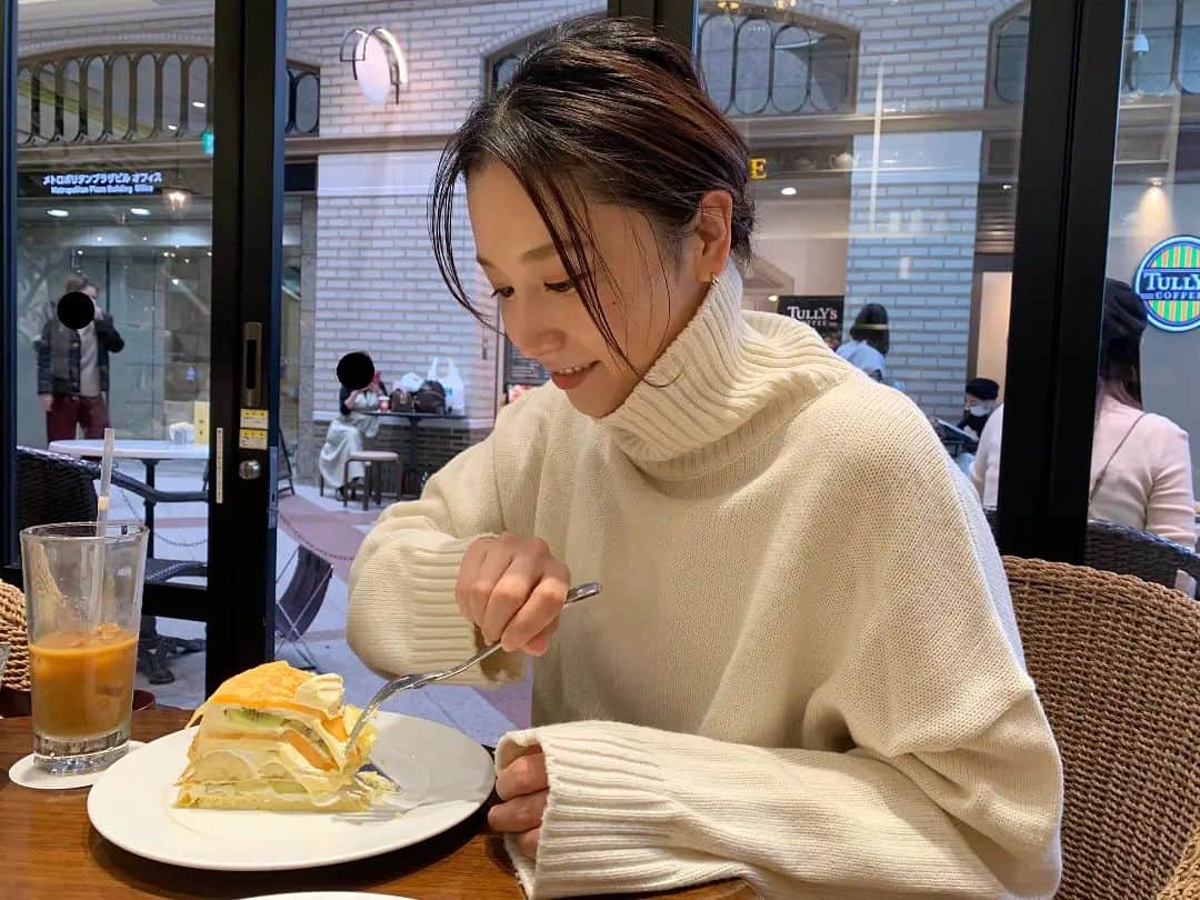 三津谷葉子のインスタグラム：「至福の時🍰🍞🍴✨  #3枚目#美味しくて半目#ハーブスのケーキ好き#パンも美味しい」