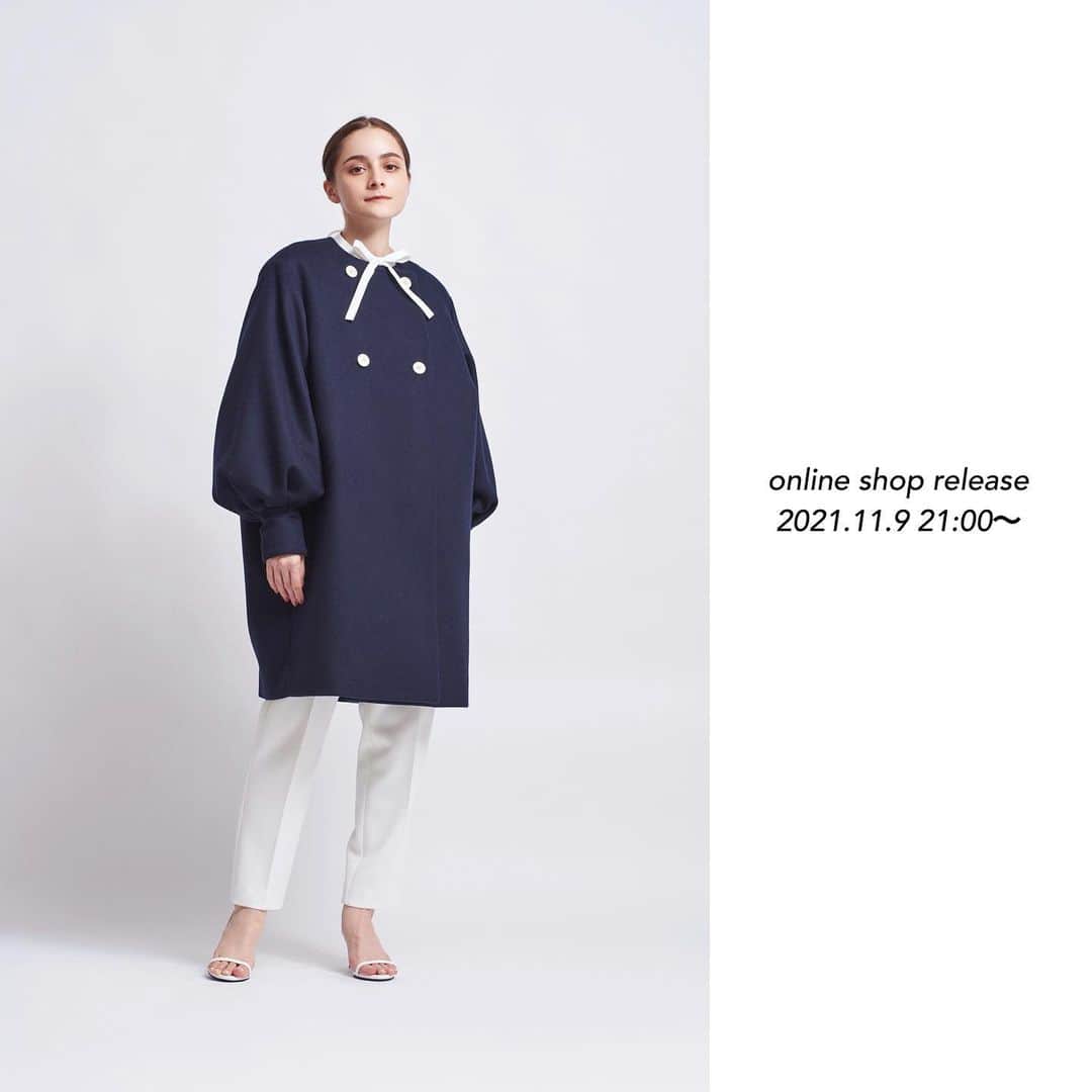 yoriのインスタグラム：「*online shop release * ・ ・ 11/9 pm21:00〜よりonline shop にて2021 autumn&winter新作が発売いたします！  #ダブルパフスリーブコート col.  ネイビー、レッド、ブラック size. free ¥55,000  #yori_japan」