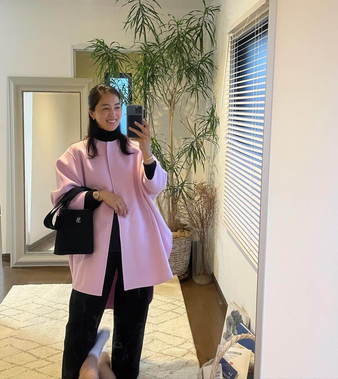 鈴木六夏さんのインスタグラム写真 - (鈴木六夏Instagram)「足ー😂 #Qさん   先日 LIVEさせて頂いた　@lephil_official さんのコート。 まさか自分がピンクのコートを買う日がくるとは思ってもみなかったこと。このコート、人気すぎるらしく再入荷でやっと私も..🙌🏼 なんだこの気持ちの上がり具合は。というほど 幸せな気分を味わえるピンクの魔力。#riccascloset  #riccaミニマムクローゼット」11月2日 17時31分 - rikuka.62