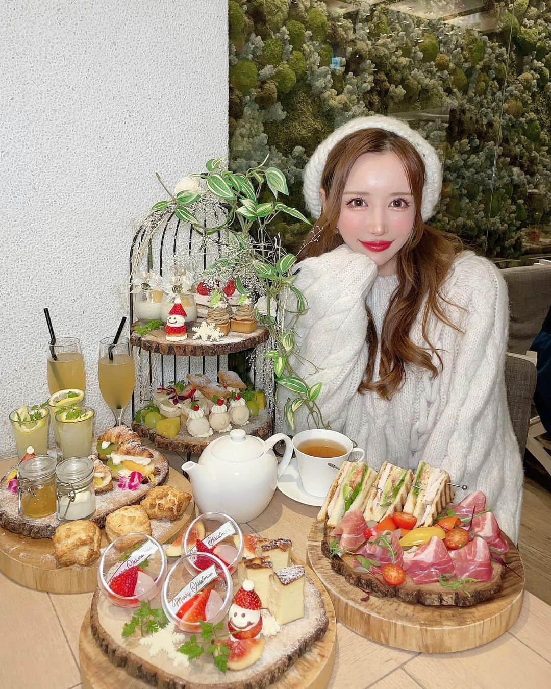 蘭子さんのインスタグラム写真 - (蘭子Instagram)「ハタケカフェ【 @hatake_cafe 】🌳 . 11/1~12月までの平日限定 ホワイトアフタヌーンティー⛄️❄️ 伊勢丹の地下にこんな素敵なカフェがあるなんて💓🤦 . かわいい！そしてボリュームが凄い😍 頭の中でクリスマスソングが流れてしまいますね❤️🎄 . ハタケカフェ予約がとにかくいっぱいなので、 数週間前には予約しておくと安心です💓 . ごぼう茶やフレッシュハーブティーでデトックスしなかをら ゼロカロリーで食べれるよ🌱🌱 . . . 📍新宿伊勢丹B2 .  #ハタケカフェ#新宿カフェ#新宿ランチ#伊勢丹新宿店#新宿アフタヌーンティー #アフタヌーンティー#アフタヌーンティー巡り#アフタヌーンティー部#東京アフタヌーンティー #カフェ活#カフェ巡り#カフェ好きな人と繋がりたい #カフェ好きな人と繋がりたい #カフェ部 #カフェ飯#カフェ活 #渋谷ランチ #ホテルランチ #カフェランチ  #原宿ランチ #表参道ランチ #東京カフェ#東京グルメ #カフェスタグラム #グルメ#グルメ好きな人と繋がりたい #グルメスタグラム #グルメ女子 #グルメ部  #グルメ巡り」11月2日 17時56分 - xx_ranko_xx