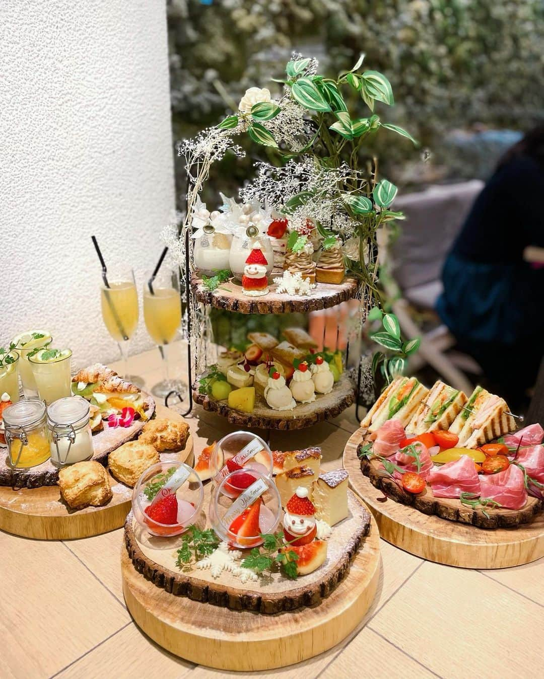 蘭子さんのインスタグラム写真 - (蘭子Instagram)「ハタケカフェ【 @hatake_cafe 】🌳 . 11/1~12月までの平日限定 ホワイトアフタヌーンティー⛄️❄️ 伊勢丹の地下にこんな素敵なカフェがあるなんて💓🤦 . かわいい！そしてボリュームが凄い😍 頭の中でクリスマスソングが流れてしまいますね❤️🎄 . ハタケカフェ予約がとにかくいっぱいなので、 数週間前には予約しておくと安心です💓 . ごぼう茶やフレッシュハーブティーでデトックスしなかをら ゼロカロリーで食べれるよ🌱🌱 . . . 📍新宿伊勢丹B2 .  #ハタケカフェ#新宿カフェ#新宿ランチ#伊勢丹新宿店#新宿アフタヌーンティー #アフタヌーンティー#アフタヌーンティー巡り#アフタヌーンティー部#東京アフタヌーンティー #カフェ活#カフェ巡り#カフェ好きな人と繋がりたい #カフェ好きな人と繋がりたい #カフェ部 #カフェ飯#カフェ活 #渋谷ランチ #ホテルランチ #カフェランチ  #原宿ランチ #表参道ランチ #東京カフェ#東京グルメ #カフェスタグラム #グルメ#グルメ好きな人と繋がりたい #グルメスタグラム #グルメ女子 #グルメ部  #グルメ巡り」11月2日 17時56分 - xx_ranko_xx