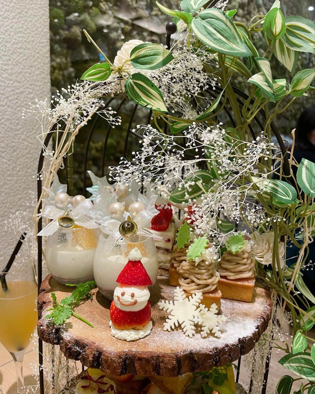 蘭子さんのインスタグラム写真 - (蘭子Instagram)「ハタケカフェ【 @hatake_cafe 】🌳 . 11/1~12月までの平日限定 ホワイトアフタヌーンティー⛄️❄️ 伊勢丹の地下にこんな素敵なカフェがあるなんて💓🤦 . かわいい！そしてボリュームが凄い😍 頭の中でクリスマスソングが流れてしまいますね❤️🎄 . ハタケカフェ予約がとにかくいっぱいなので、 数週間前には予約しておくと安心です💓 . ごぼう茶やフレッシュハーブティーでデトックスしなかをら ゼロカロリーで食べれるよ🌱🌱 . . . 📍新宿伊勢丹B2 .  #ハタケカフェ#新宿カフェ#新宿ランチ#伊勢丹新宿店#新宿アフタヌーンティー #アフタヌーンティー#アフタヌーンティー巡り#アフタヌーンティー部#東京アフタヌーンティー #カフェ活#カフェ巡り#カフェ好きな人と繋がりたい #カフェ好きな人と繋がりたい #カフェ部 #カフェ飯#カフェ活 #渋谷ランチ #ホテルランチ #カフェランチ  #原宿ランチ #表参道ランチ #東京カフェ#東京グルメ #カフェスタグラム #グルメ#グルメ好きな人と繋がりたい #グルメスタグラム #グルメ女子 #グルメ部  #グルメ巡り」11月2日 17時56分 - xx_ranko_xx