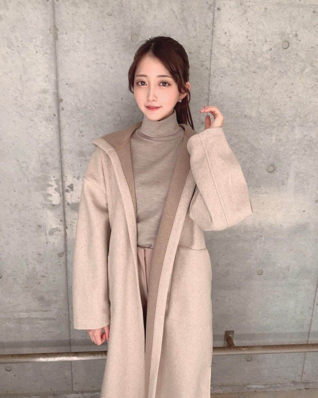 MIYUさんのインスタグラム写真 - (MIYUInstagram)「All beige code 🧥 アウターはGUのフーディロングガウンコート♡ すごく軽くて肩凝らない！のに防寒できるから重宝してる🌨 裏地もバイカラーになってて、コートの内側が見えた時も可愛い！ #gu_for_all #GUstyle #gupr #コート#フーディロングガウンコート」11月2日 18時03分 - miyu__.oo