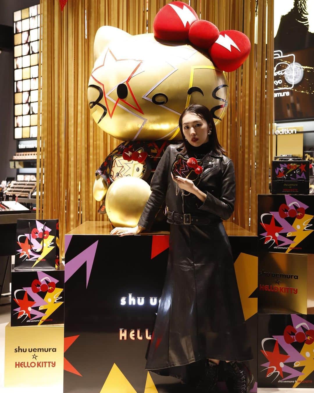 重留真波のインスタグラム：「shu uemuraさんのイベントに 今回もお邪魔してきました！！！ テーマが『ロック』だったので オールブラックで🖤!! 店内もゴージャスでキラキラ✨ キティーちゃんとも会えて 一緒にDJしちゃったんだから‼️‼️ shu uemura× HELLO KITTY コラボアイテムでのメイク画像は また後日載せます！ 訪問した様子はTikTokに載せます📸 お楽しみに✨  @shuuemura」