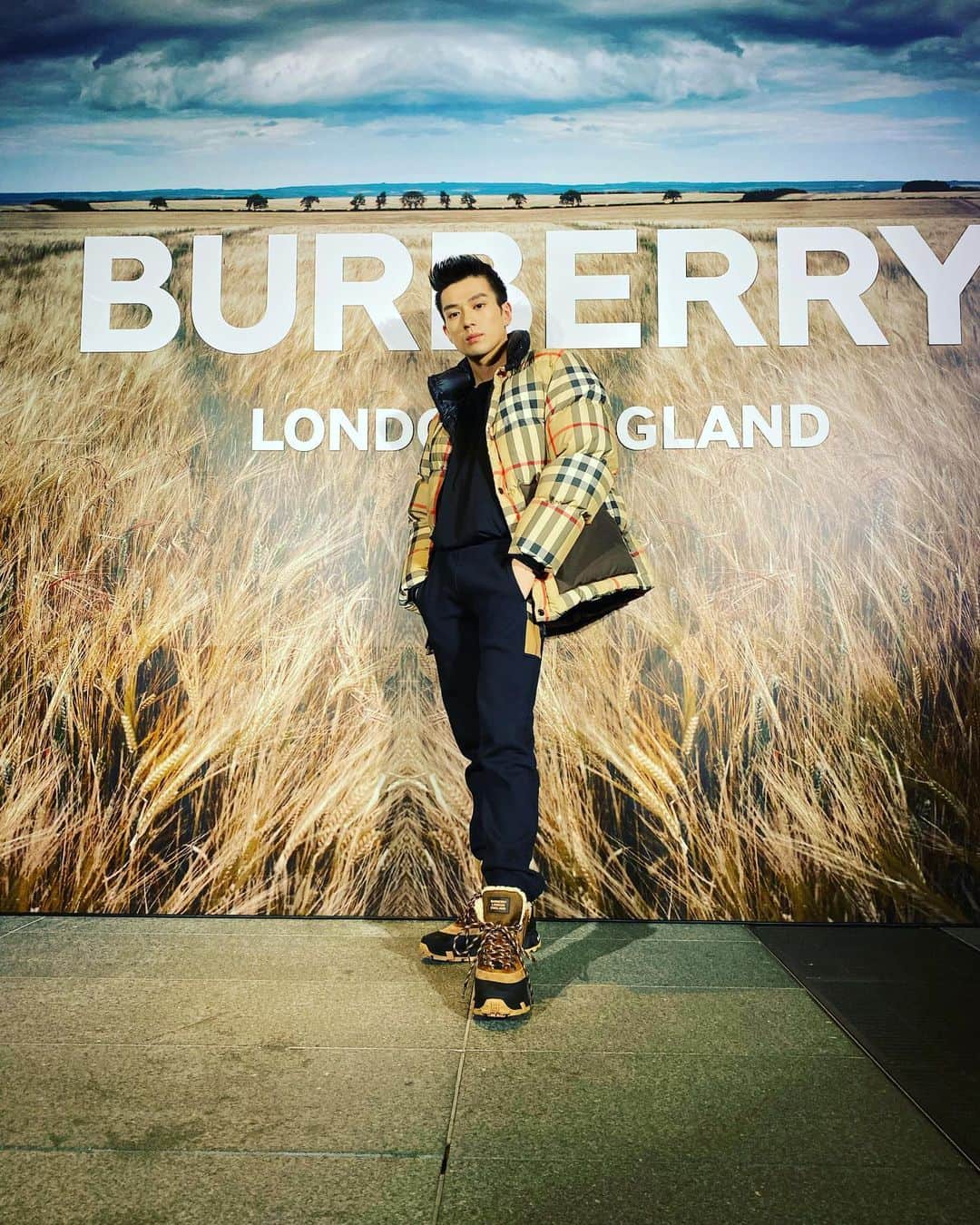 新田真剣佑のインスタグラム：「@burberry  #burberryouterwear」