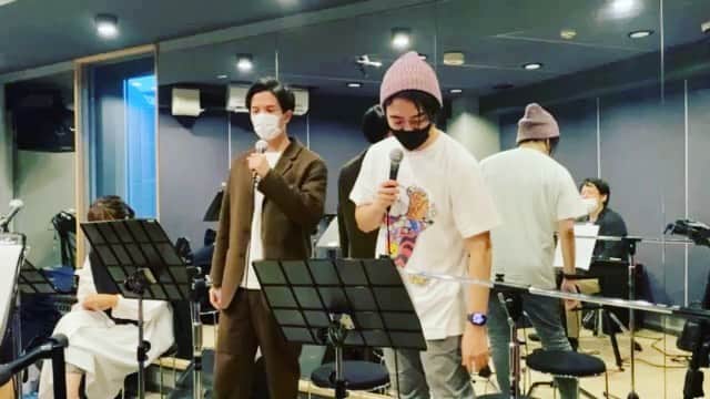 田村良太のインスタグラム：「RENTから「I'll cover you」を合わせてみました！ リハなので、ちょいと違うとこもありますが笑  コリンズパートを歌っているのは、サウナを教えてくれた菊地創くん！！ 【ちなみに明日、創くんのインスタアカウントでインスタライブやりまっす】  そうなんです。 今日は11月13日の30周年記念ライブに向けてののリハでした。 ソロにデュエット、コーラスをガッツリやりましたよ。 ハモるっていいですね、やっぱり☺️  神田明神ホールで本番があるわけですが、興味のある方は  https://eplus.jp/sf/detail/3502560001 こちらからチケットを購入できます✨  年末に向けて、どしどし予定が増えてきてます。 明日も、もうひとつ年内のお知らせがあります☺️  では、今日も夕刻の時間を楽しんでくださいね(*´∀｀*)  #rent」