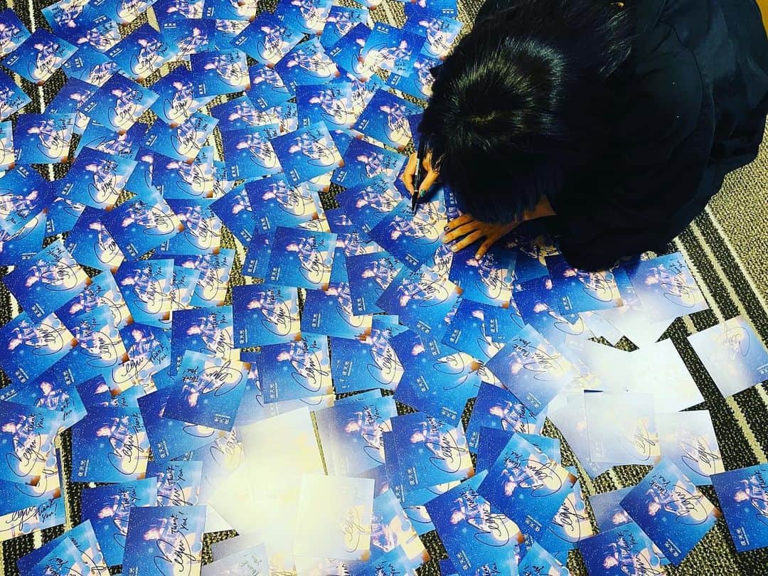 森恵さんのインスタグラム写真 - (森恵Instagram)「11月24日(水)リリース Mini Album【夜天光】 先行別ジャケットにサイン中！  #ミニアルバム #夜天光 #サイン #先行予約特典 #別ジャケ #まだまだ沢山書いてます♪」11月2日 18時21分 - morimegumi_official