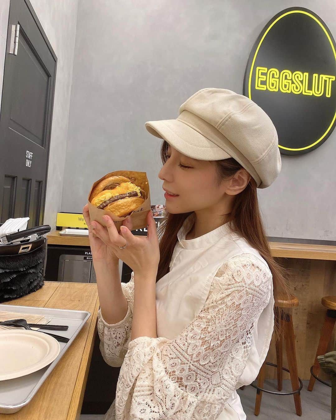 夏本あさみさんのインスタグラム写真 - (夏本あさみInstagram)「ハッシュドポテト狂🍟🍟🍟 * * #ハンバーガー  #おっきすぎて口に入らないよう  #今日髪さらさら」11月2日 18時28分 - natsumotoasami