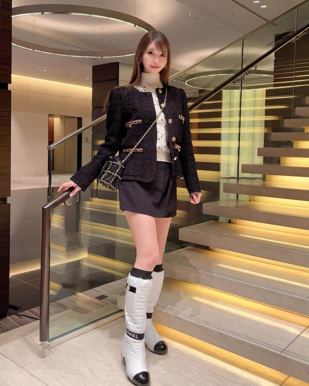 のインスタグラム：「. 今日は私服🤍 室内は暖かいからニットのノースリーブだと問題なかった☺️🤍 . このブーツ、2wayなんだよ〜！✨ ロングブーツとしても履けるし、まわりを取るとショートブーツにもなるの😆🤍 優秀🥺✨ . 秋冬は美味しいものが沢山あるから食がいつにも増して楽しい😋✨ 食べる事が大好きな私にとっては最高の季節🍴 . #ゴルフ女子#ゴルフ初心者#ゴルフ#ゴルフ好き#ゴルフ好きな人と繋がりたい#シャネル#シャネルコーデ#ブーツ#ロングブーツ#ジャケット#ツイードジャケット#golf#golfstagram#golfgirl#golflife#chanel#chanelbag#chanelshoes#chanellover#japan#japanesegirl#boots#knit#ootd」