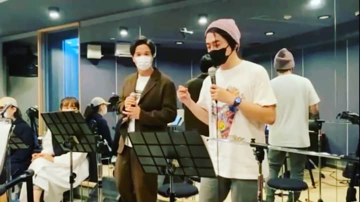 田村良太のインスタグラム：「RENTから「I'll cover you」を合わせてみました！ リハなので、少ぉぉぉぉしだけ音が違うとこもありますが笑  コリンズパートを歌っているのは、サウナを教えてくれた菊地創くん！！ 【ちなみに明日、創くんのインスタアカウントでインスタライブやりまっす】  そうなんです。 今日は11月13日の30周年記念ライブに向けてののリハでした。 ソロにデュエット、コーラスをガッツリやりましたよ。 ハモるっていいですね、やっぱり☺️  神田明神ホールで本番があるわけですが、興味のある方は  https://eplus.jp/sf/detail/3502560001 こちらからチケットを購入できます✨  年末に向けて、どしどし予定が増えてきてます。 明日も、もうひとつ年内のお知らせがあります☺️  では、今日も夕刻の時間を楽しんでくださいね(*´∀｀*)  #rent」