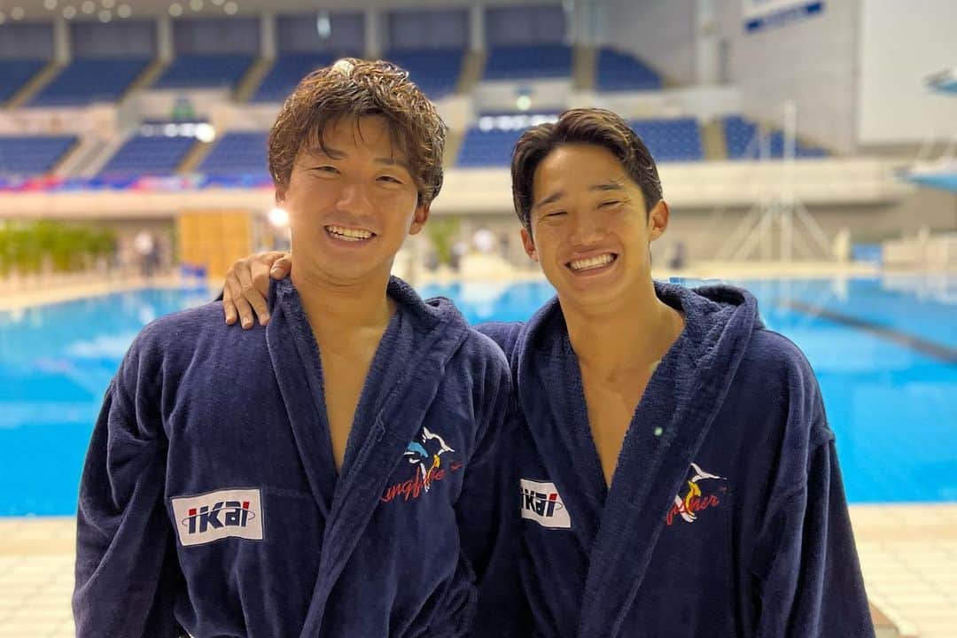 荒井陸のインスタグラム：「☑︎ 吉田とは大学で出会って8年？くらい一緒にプレーしました。いつからか、言葉を交わさなくても2人で出来るプレーも多くなりました。  大学1年生から代表合宿に呼ばれるものの、ジュニアやユニバーシアードには選ばれず、たくさん辛い経験をしてきたと思います。  でも、彼は腐らず諦めず水球に打ち込み、そして夢を叶えました。 同じ水球人として本当に尊敬します。  大学時代から一緒なのでカメラロールには、彼の写真が山程ありますが、少しだけ載せておきますね。  水球という競技に出会ってくれてありがとう！ ここまで一緒にプレーしてくれてありがとう！  またすぐ会うだろうけど😊💥 みんなも応援してね〜！  #変わりゆく中で変わらず在るモノ」