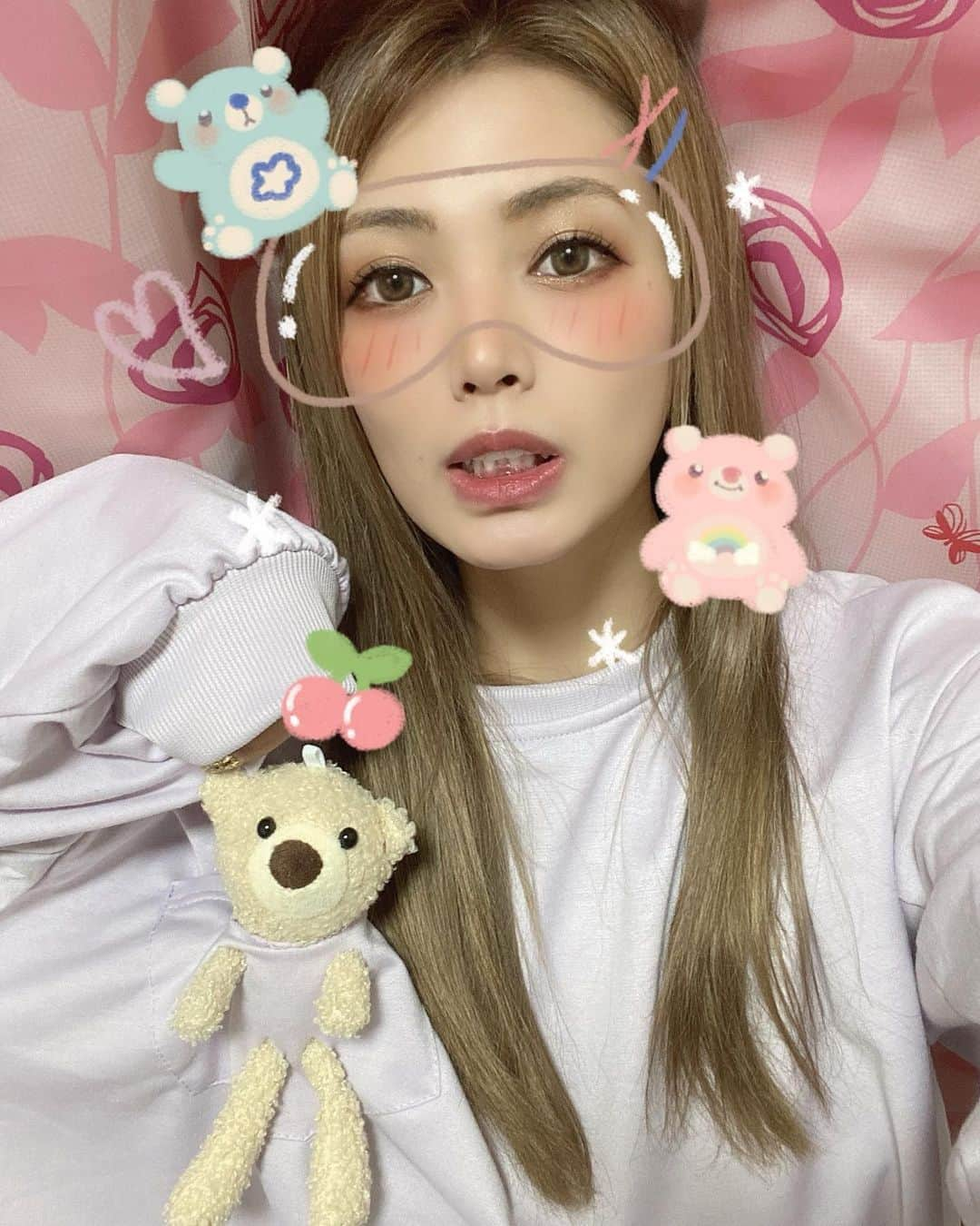 堀えりかさんのインスタグラム写真 - (堀えりかInstagram)「クマがついたパーカー可愛いて思って買って届いたらクマの顔が絶妙に可愛くなかった🐻笑  でもそのうち愛着湧くかな？と思ってる🙌← 名前は"くまち"に命名したよ(男の子)🧸💕  28にもなってくま引っ付けて歩いてたらまたなちにメンヘラかって言われそうだな😂w   #私服 #パーカー #パーカー女子  #トレーナー  #くま #ぬいぐるみ」11月2日 19時10分 - xerikax143