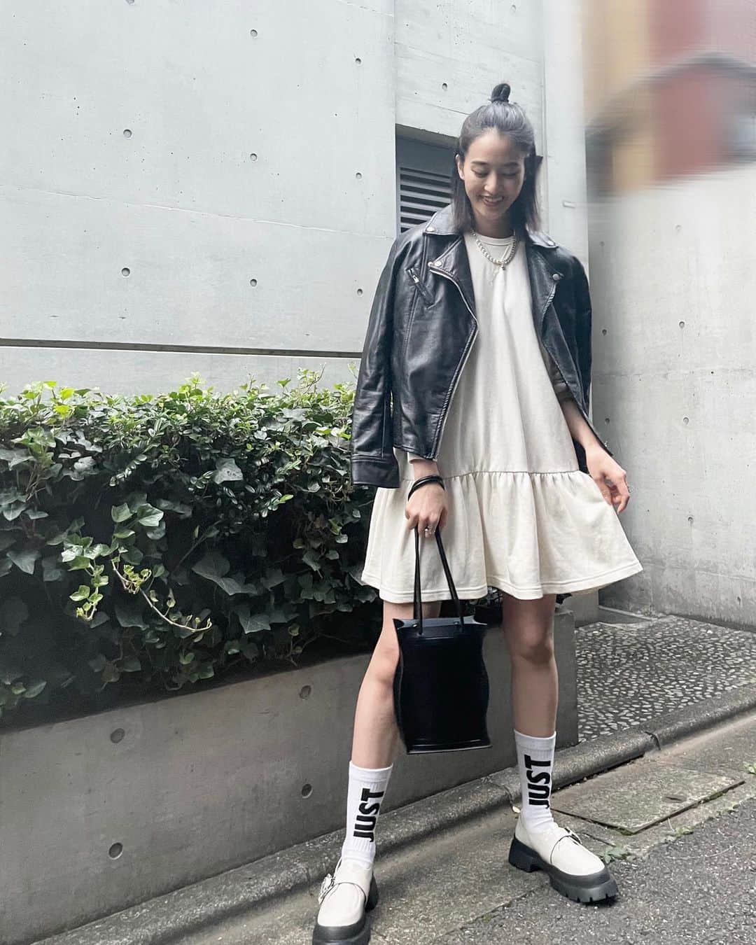 青野楓のインスタグラム：「🤍🖤🤍🖤🤍  足元がかわいい🤭  bag/shoes @casselini_official  #kaede626style」