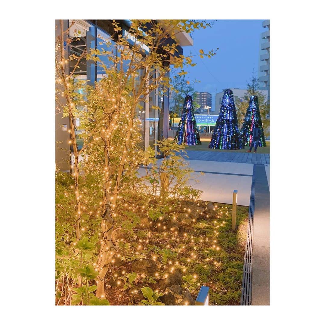 石井奏美のインスタグラム：「あちてらす倉敷で明日から始まるイルミネーション🎄  試験点灯していただき、ひと足お先に楽しんできました✨  地面に写る光が可愛かった⛄️  #岡山#倉敷#あちてらす倉敷」