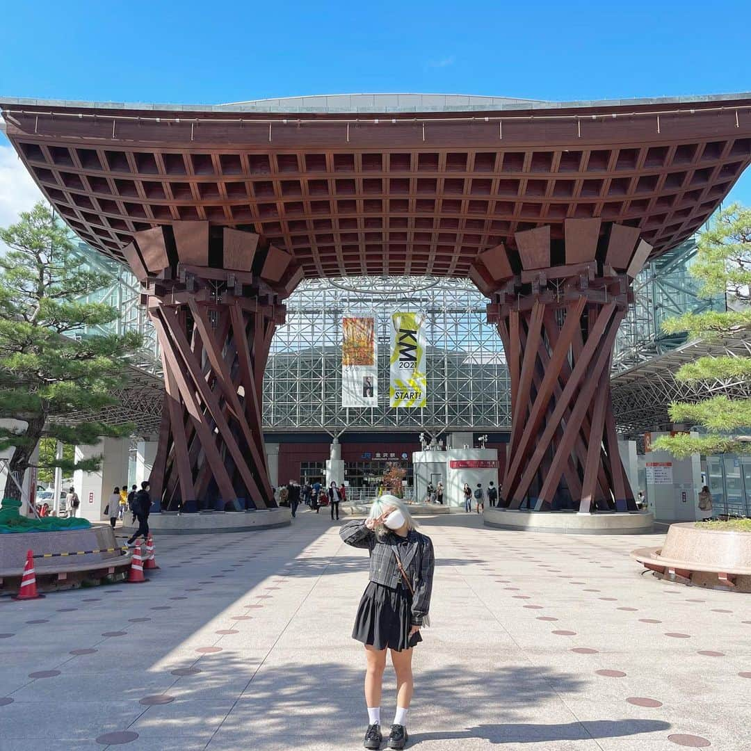 ちょこばななのインスタグラム：「. . . 石川の思い出✌️💗 1泊2日中何回も金沢駅のここで撮ってた笑 近江町市場のお寿司屋さんでのどぐろの炙りたくさん食べて、カニもいくらも食べて、 そのあと東茶屋街に行って金箔ソフト食べた🤤✌️✨ 『ここが私のアナザースカイ、金沢です！』ってずっと言ってた(?) 友達はこのアップの写真が好きらしいwww派手髪ギャルと昔ながらの街並みのミスマッチがいい味出してる(?) みんなが教えてくれた21世紀美術館とかカフェとか行きたいとこまだまだあったから、 また行きたいな〜🥲💗💗 . #金沢#金沢旅行#金沢グルメ#近江町市場#金箔ソフト#東茶屋街#金沢駅#石川#石川グルメ#石川旅行#お寿司#grl#archives#louisvuitton#michaelkors#heather#mfc#mfcstore#ootd#ぽっちゃりコーデ#シャツワンピース#シャツワンピ#ジャケットコーデ#秋コーデ#147cm#低身長コーデ」