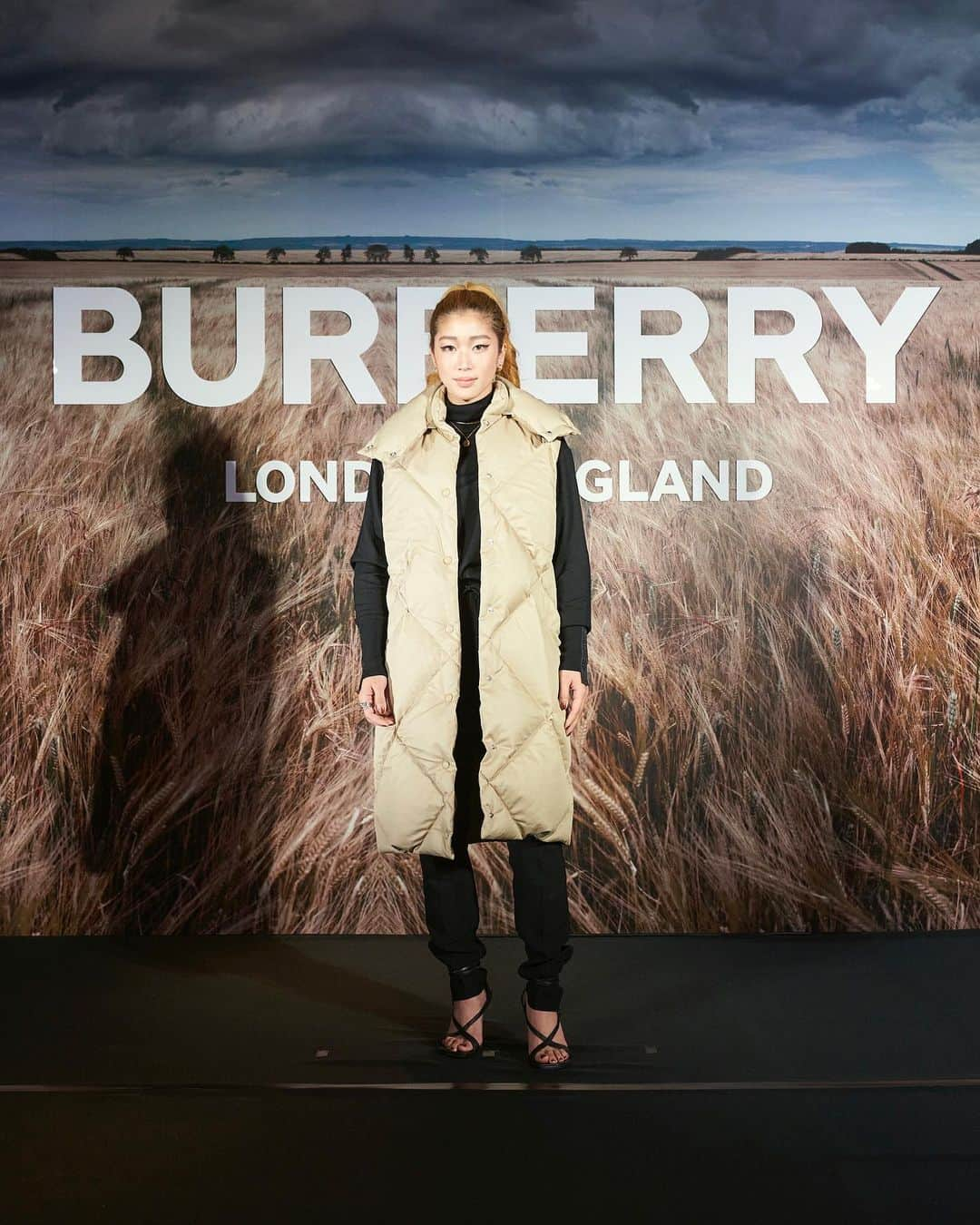 野中生萌のインスタグラム：「11/3(水) – 11/16(火)まで六本木ヒルズにて、Burberryの最新アウターウェアが揃うスペシャルなポップアップストアが開催✌🏽  @burberry #BurberryOuterwear」