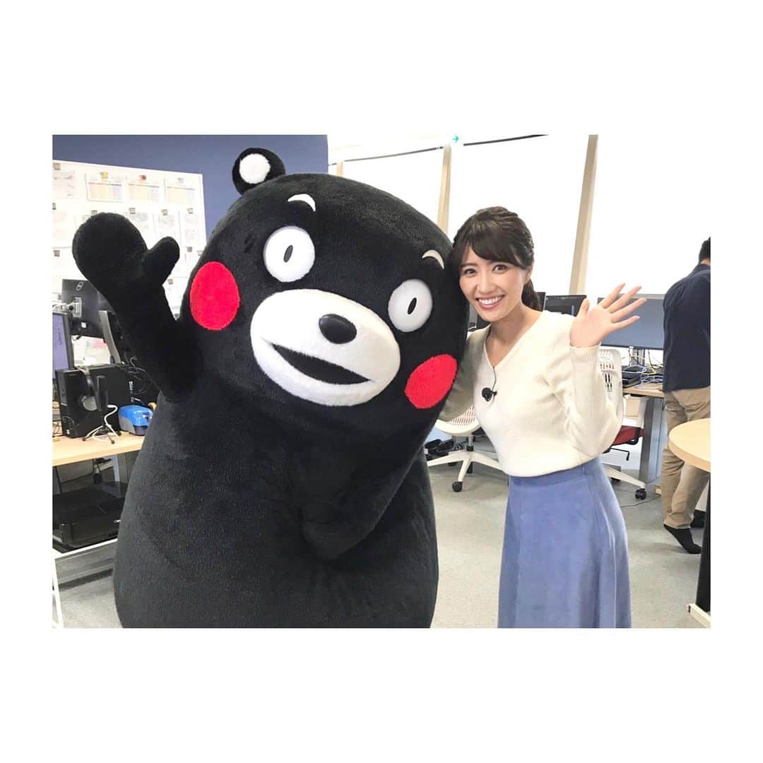 久保井朝美さんのインスタグラム写真 - (久保井朝美Instagram)「🐻 くまモンとオフショット❤️ ポーズが揃いました☺️✨ ． 【異色のコラボ】 くまモンが気象予報士のいるオフィスで ダンスしてみたモン https://youtu.be/c3K_e8BpJcI ． #くまモン #銀座くまもと館 #熊本城 #加藤清正 #いきなり団子 #馬刺し #太秋柿 #いぐさ #久保井朝美 #気象予報士 #城ガール #ウェザーマップ #youtube見てね」11月2日 19時43分 - asami_k920