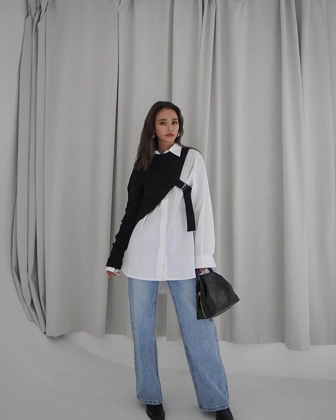 Rika Sasaki JPNのインスタグラム：「本日20時〜発売の新作🖤 asymmetry knit layered shirt. 色違いでグレーもあるの🥰 ボトムスはストレートワイド　 デニムパンツと合わせてます👖  @aeddy.official   #aeddy #aeddystyle」