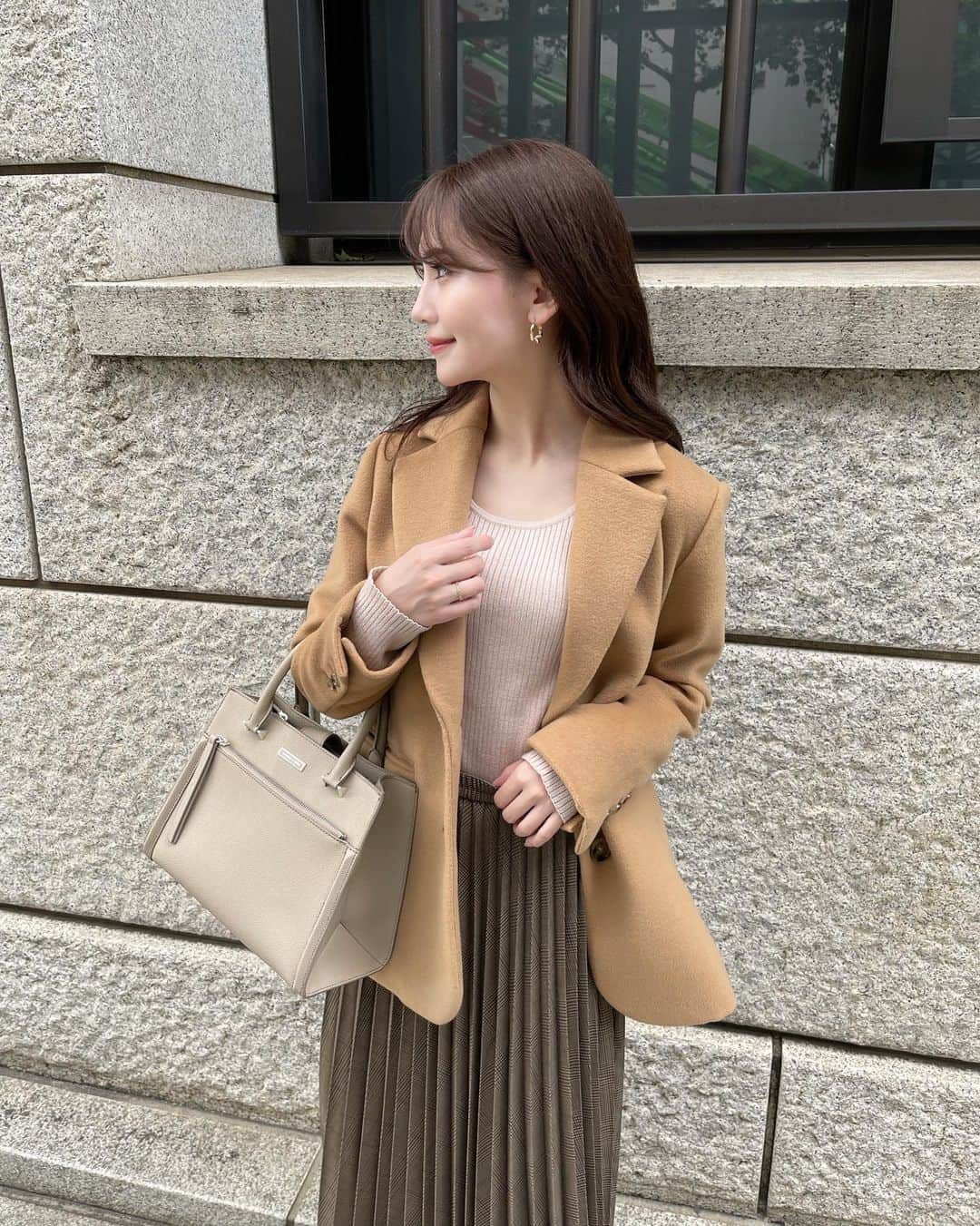 小嶋真子さんのインスタグラム写真 - (小嶋真子Instagram)「⁡ ジャケットコートのキャメルを...🥨☁️ 本当に可愛い〜。 ⁡ 程良くマニッシュなデザインが、 スタイリングのアクセントになってくれます。 シルエットも抜群に綺麗◎ ⁡ メルトン素材でしっかりとした厚みがあるので、 タートルニットと合わせて冬まで沢山着たいな☺️🤍 ⁡」11月2日 19時56分 - makochan_2525