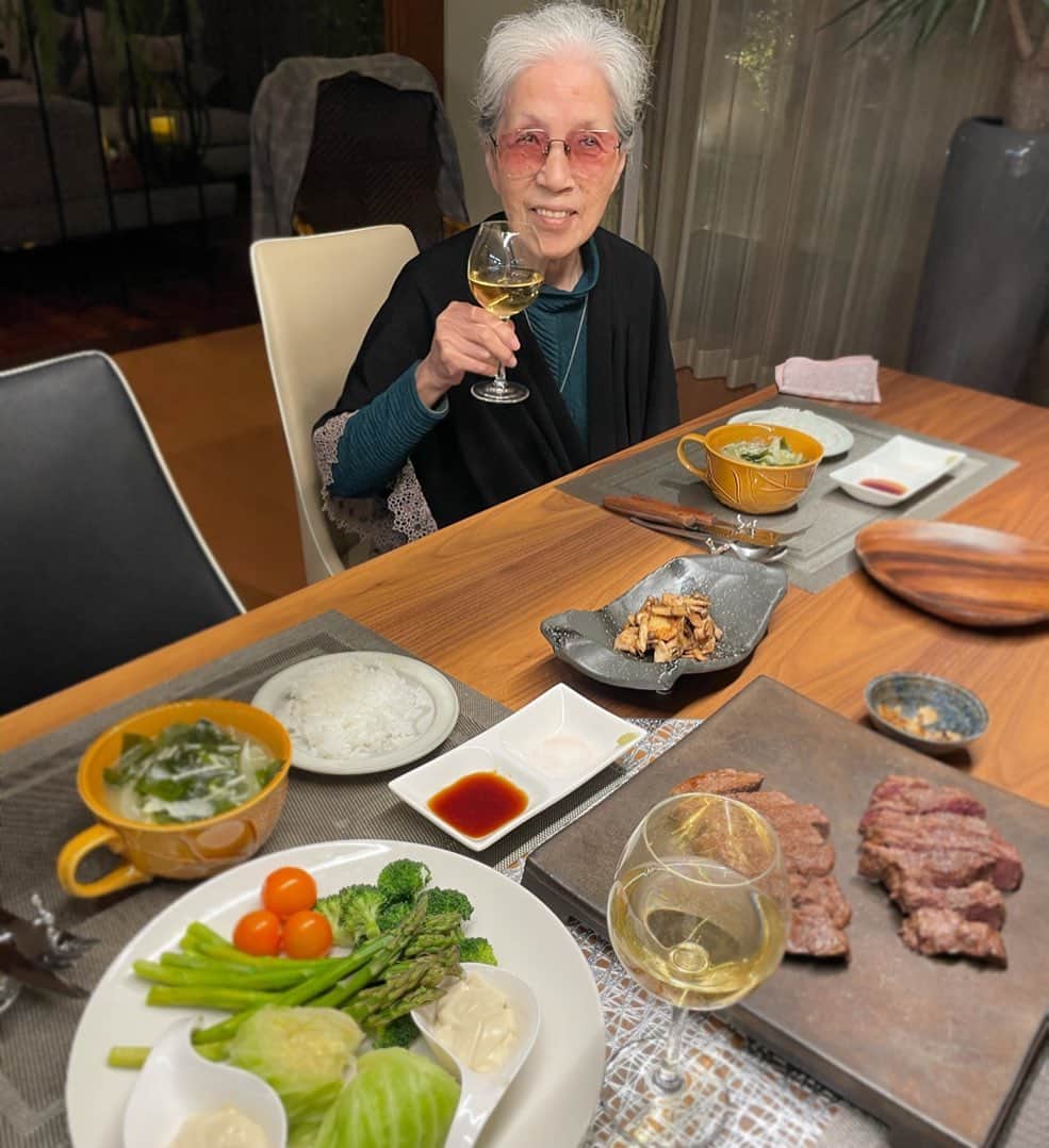坂村かおるさんのインスタグラム写真 - (坂村かおるInstagram)「・ 今夜は、ふるさと納税で届いた 「シャートウブリアン」を焼いてみました☺️ ・ 私がいつも多めに作っちゃうから 母は「こんなにも食べられないよ〜」が口癖☺️ ・ 今日も一緒に食事が出来て良かった、良かったよ☺️ ・ ・」11月2日 19時57分 - kaoru.sakamura