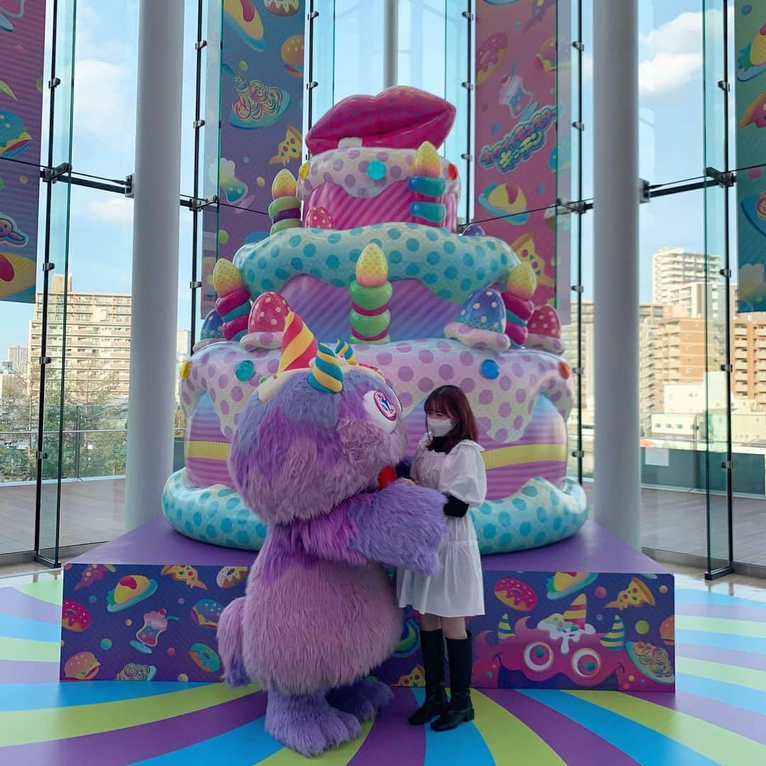 すずかさんのインスタグラム写真 - (すずかInstagram)「カワイイモンスターキッチン🍭｡˚✩ ㅤ ㅤ KAWAII MONSTER CAFE × 大阪ガス ハグミュージアム コラボメニューのモンスターバーガー 大きなモンスターケーキのオブジェなど カラフルな空間にカワイイが詰まってました♡♥ ㅤ ㅤ ㅤ #kawaiimonstercafe #カワイイモンスターキッチン #ハグミュージアム #pr」11月2日 20時06分 - sujeong4