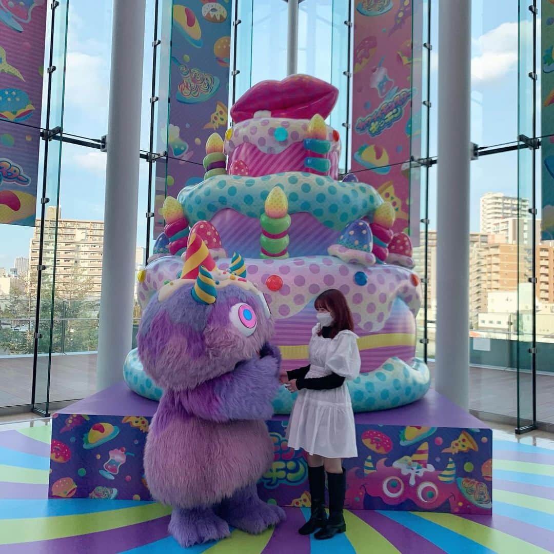 すずかさんのインスタグラム写真 - (すずかInstagram)「カワイイモンスターキッチン🍭｡˚✩ ㅤ ㅤ KAWAII MONSTER CAFE × 大阪ガス ハグミュージアム コラボメニューのモンスターバーガー 大きなモンスターケーキのオブジェなど カラフルな空間にカワイイが詰まってました♡♥ ㅤ ㅤ ㅤ #kawaiimonstercafe #カワイイモンスターキッチン #ハグミュージアム #pr」11月2日 20時06分 - sujeong4