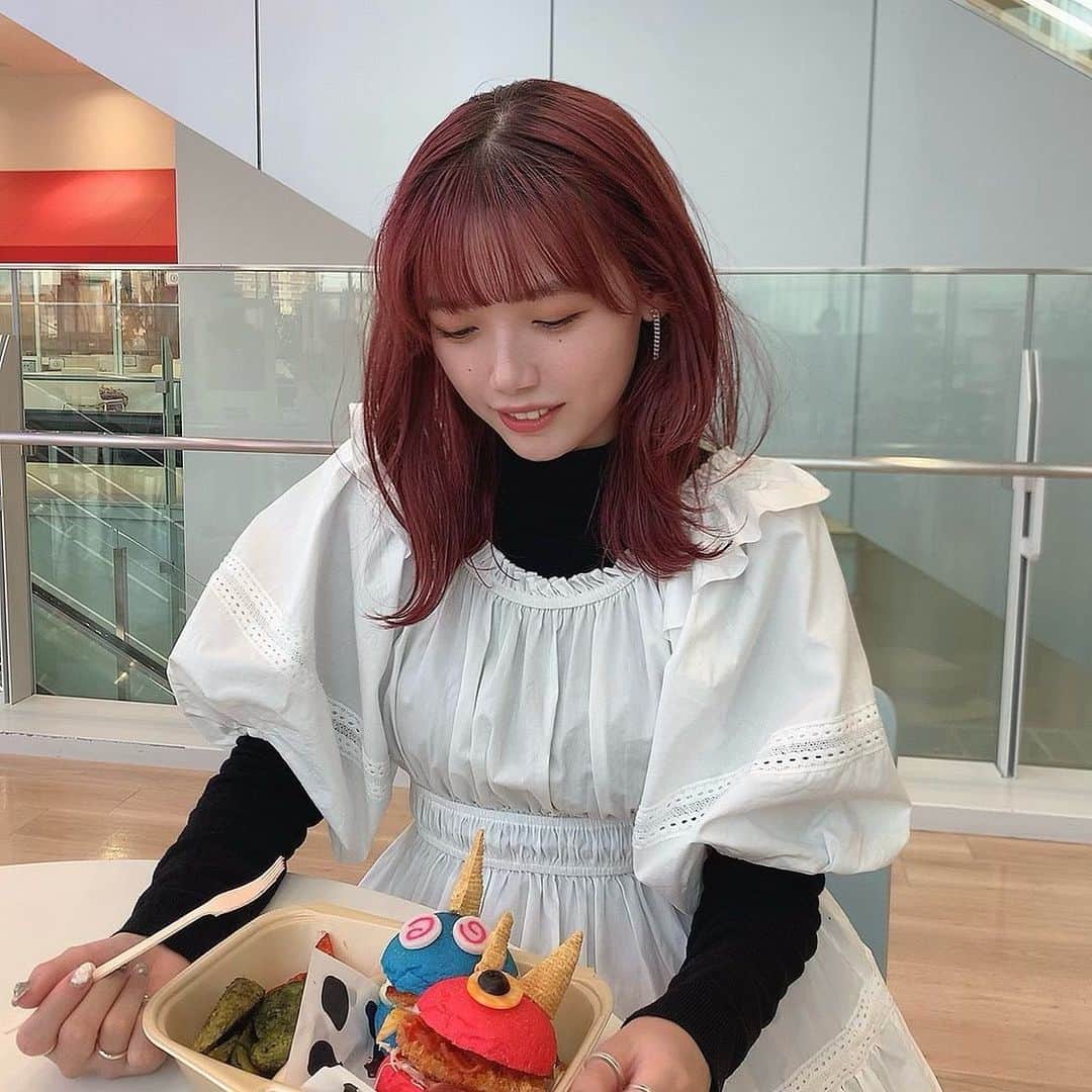 すずかのインスタグラム：「カワイイモンスターキッチン🍭｡˚✩ ㅤ ㅤ KAWAII MONSTER CAFE × 大阪ガス ハグミュージアム コラボメニューのモンスターバーガー 大きなモンスターケーキのオブジェなど カラフルな空間にカワイイが詰まってました♡♥ ㅤ ㅤ ㅤ #kawaiimonstercafe #カワイイモンスターキッチン #ハグミュージアム #pr」