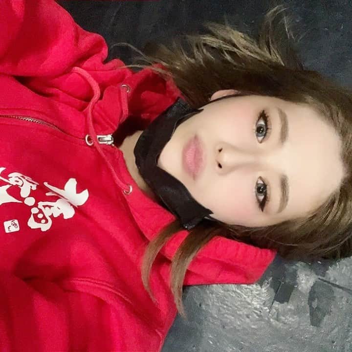 有馬綾香のインスタグラム：「劇場入りしたら 昼夜公演の間に照明を見ながらゴロゴロするのが好き😂  明日から本番だーーーーー！！！  舞台【変わらないでカメレオン】 ＝＝＝＝＝＝＝＝＝＝＝＝＝＝＝＝＝＝＝＝＝＝  旧校舎の取り壊しを控えた母校に、集まった女たち。 卒業から12年が経った今、恩師の退職を祝うサプライズパーティが企画されたのだ。 変わった者、変わらない者、変わることのできない者、変わることを拒む者・・・。それぞれの12年を経て、再会するかつての友人たち。 主人公マリノは、忘れられない事件の決着をつけるため、密かな復讐を企てていた。 そこに、12年前に死んだはずのクラスメイト、リツコが現れ、同窓会は大パニックに！  荒唐無稽な女たちの、復讐が復讐を呼ぶブラックコメディ＆サスペンス  人はいつでも変わることができる！ ・・・・と、人は変わらず信じてる。 公演ホームページ  http://vacar.co.jp/stage_240.html  出演  堀有里 ／ 有馬綾香 ／ モリマリコ ／ 向井彩華 ／ 織田あいか ／ 中右遥日 ／ 中井杏奈 ／ 安澄かえで ／ 森由姫 ／ 小西萌子 ／ 明石遥 ／ 小田切幸香 ／ 内田彩澄 ／ 杉本真鈴 ／ 小野澤智子  スタッフ  脚本： 今井夢子（椿組／Manhattan96） ／ 演出： はらみか  公演スケジュール  ＜期間＞ 2021年11月3日 (水・祝) ～2021年11月7日 (日)  ＜公演日・開演時間＞ 11月3日(水・祝) 13:00 / 18:00 11月4日(木) 13:00 / 18:00 11月5日(金) 13:00 / 18:00 11月6日(土) 13:00 / 18:00 11月7日(日) 13:00  ※開場は、開演の30分前です。  チケット  前売：5,800円 （全席自由・税込）  ＜カンフェティ取扱チケット＞ 前売：5,800円 （全席自由・税込）  こちらのチケットは、［電話予約］もご利用いただけます。 カンフェティチケットセンター 0120-240-540（平日 10:00～18:00）」