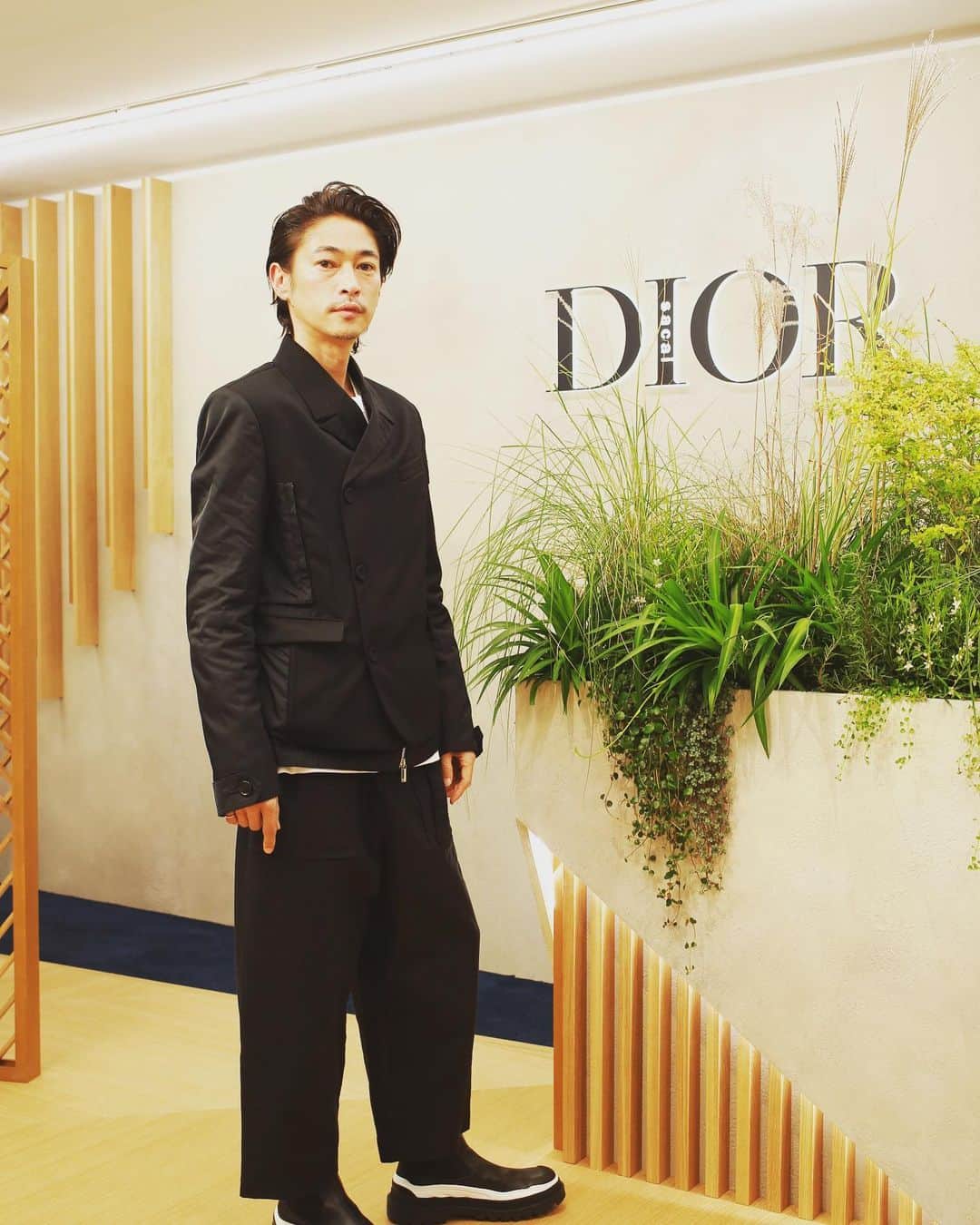 窪塚洋介のインスタグラム：「とてもご縁のある @Dior と @sacaiofficial がコラボだと⁉️ 11/4から世界に先駆けポップアップストアが表参道に⁉️ …待てん‼️ということで、遊びに行って来ました。笑 ポップアップストアなのに外装塗り直してネオン付けて植物配置してって、サスガっすね…✨ もちろんコラボアイテムも限定アイテムもすごい良かった👍 このハイブリッドないすぁ‼️ ※4枚目はsacaiの阿部千登勢さんと  @MrKimJones #Diorsacai」