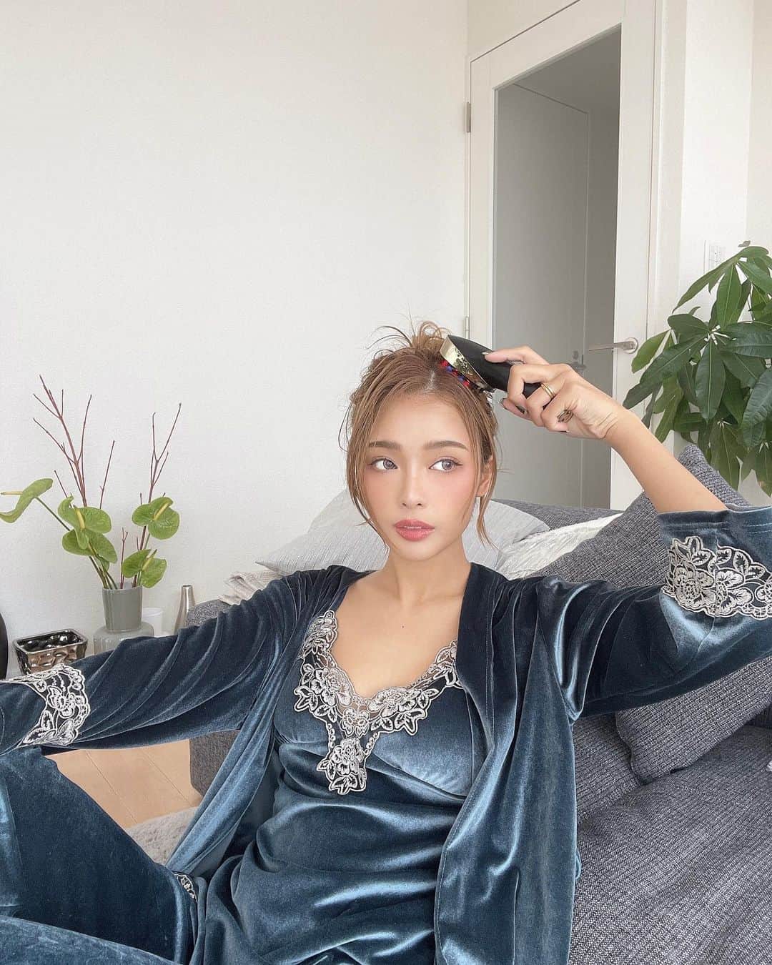 のインスタグラム：「YA-MANさんの「ヴェーダスカルプブラシBS for salon」✨  @yamanpro_official   1台で頭皮にもフェイスにも使える美容電気ブラシ🤍  お風呂でも使えるので、シャンプー中に使えばヘッドスパの様な気分に🧖‍♀️🎶  モードが2つあって、エレクトロカレントモードではパチパチとした刺激と、振動とイオン導出の同時出力で、汚れを除去しながらケアできて、モイストモードではエステサロンでも使用される本格LEDと、振動とイオン導入でケアをサポートしてくれるよ💆✨  アタッチメントの着脱もマグネットなのでとても簡単🧚🏻‍♂️🎶  スカルプ、フェイスと、その日のケアしたい箇所に合わせて選べる多機能さなのに、操作も簡単なのが嬉しいポイント☺  #ヴェーダスカルプ #ヤーマンプロ #スカルプケア #pr」