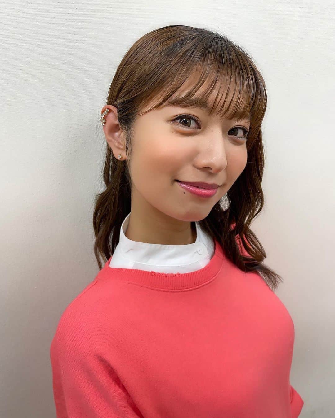 のインスタグラム：「💎 . イヤーカフも可愛かったんです🦩 ゲストの皆さんを見るたびに 本番でも右耳が輝いてました🤣 . 来週の衣装もお楽しみに🍀 . #イヤーカフ #アクセサリー #トレンド」