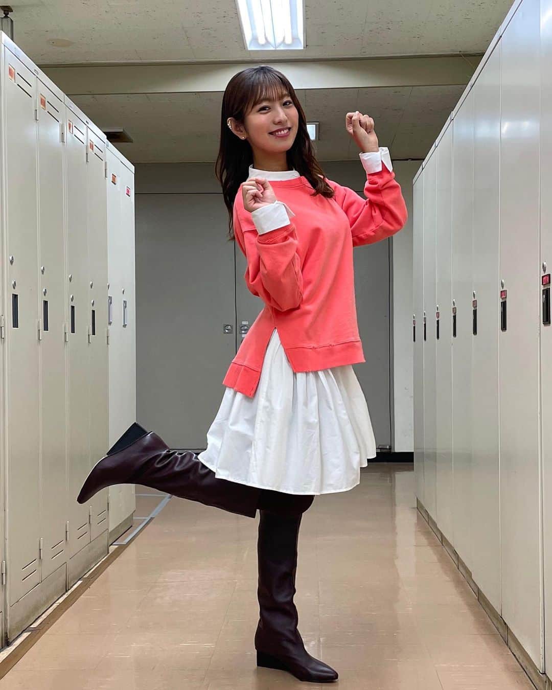 のインスタグラム：「👗 . @rosebud_official_  . 綺麗なピンクのスウェットに ロングブーツ💗 . 個人的に今年1番着たいと思っていた ファッションコーデだったので ルンルンでした🎶 . プライベートでも 絶対にロングブーツ買う👢笑 . #衣装 #コーデ #アナウンサー #アナウンサーコーデ #カジュアルファッション  #スウェット #ロングブーツ」