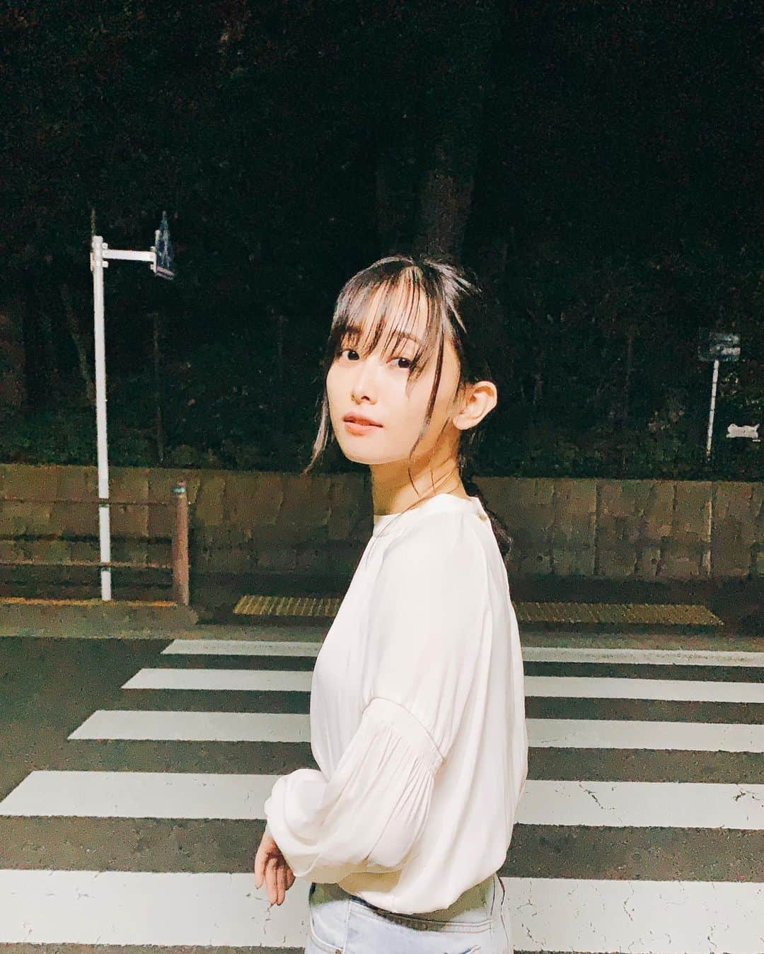 安倍萌生のインスタグラム：「.父と娘の会話  👩🏻「国内でどっか行きたいところある？」 👨🏻「母さんと日本一周🇯🇵」 👩🏻「いいねぇ私も数日便乗しよ〜」 👨🏻「邪魔」  ひどい🙄」