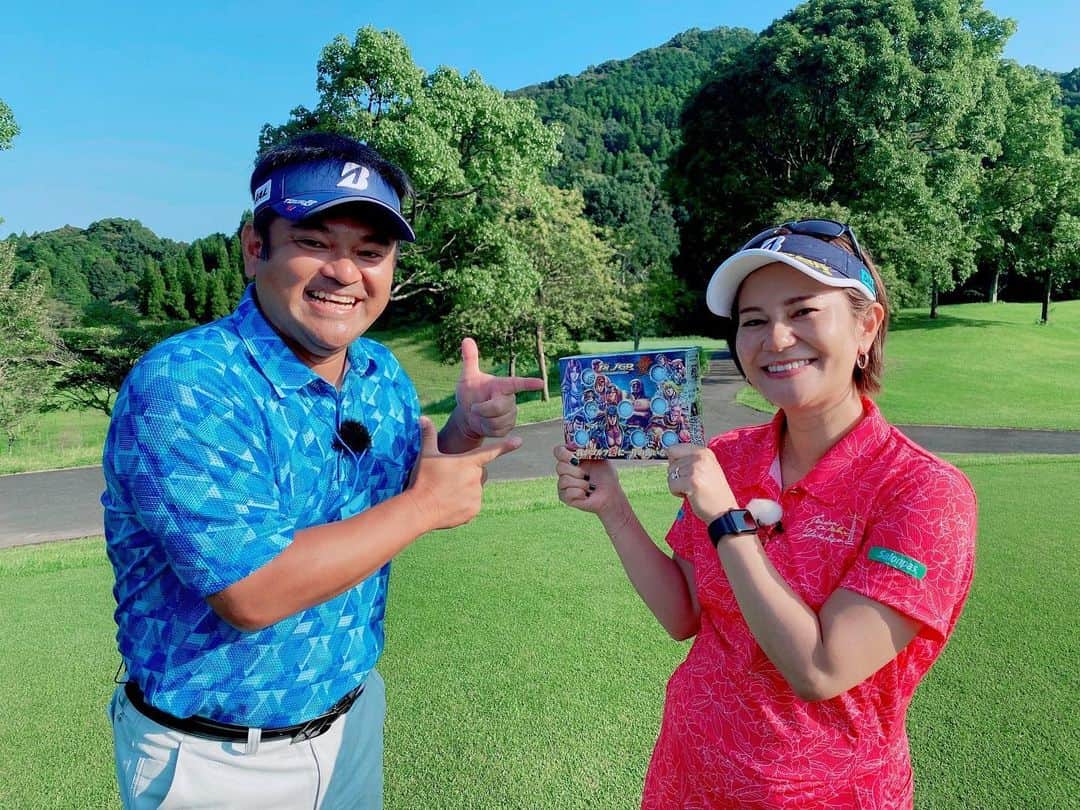宮里藍のインスタグラム：「2019年に発売された #北斗のJGR の第2弾、「北斗のJGR 愛」が11月19日(金)より発売予定です😆✨私このシリーズの大ファンでして、本当にパッケージ全部のセリフ、ボール、最高に面白いので是非チェックしてみてください！  先行受注URL   https://store-bridgestonesports.com/item/detail?item_code=J1G8HK  #ブリヂストンゴルフ #北斗のJGR #TOURBJGR #飛距離モンスター #飛びマッスル　@teambridgestone @bridgestonesports_golf」