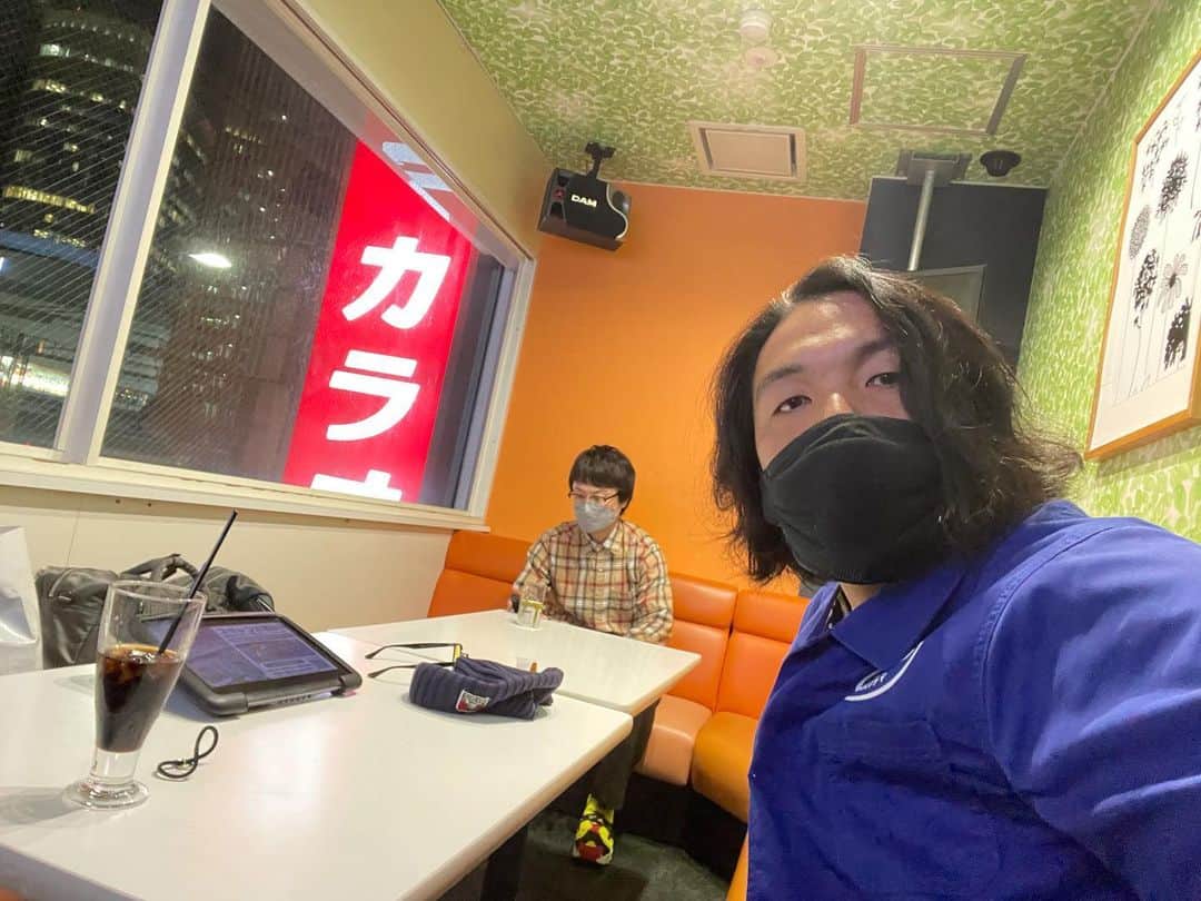 盛山晋太郎のインスタグラム：「連続更新。今日も青い公式マークはつかず。昨日空いたからか！？  今日はM-1でした。 ネタ合わせする場所がなかったので、 NSC生のときぶりにカラオケでネタ合わせしました。  トイレ行ってる間に一曲ぐらい歌えばよかったなぁ  明日は公式マークつくかなぁ」